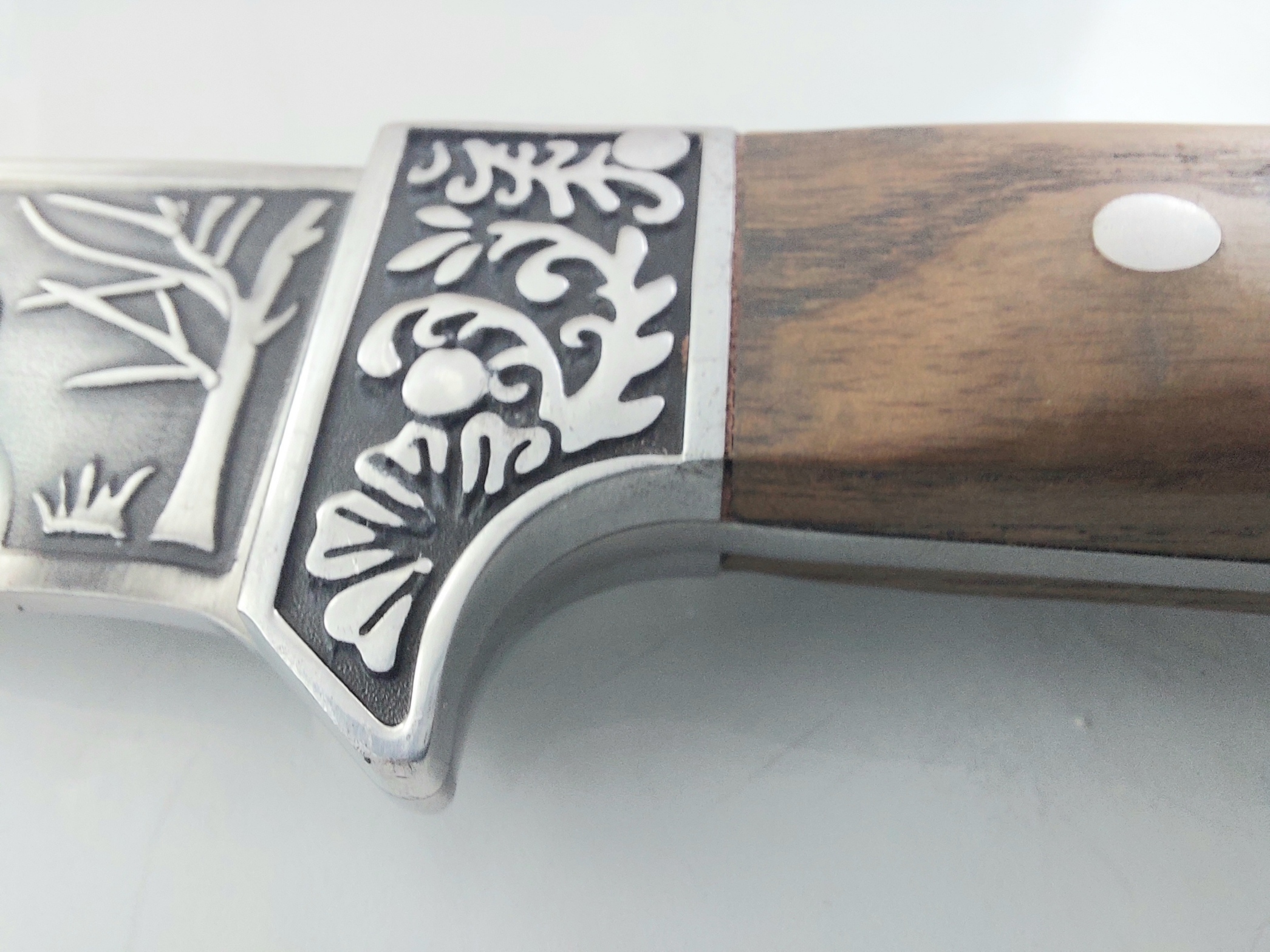 Руски ловен нож фултанг с инкрустиран ловец на острието - Охотник стал 65х13