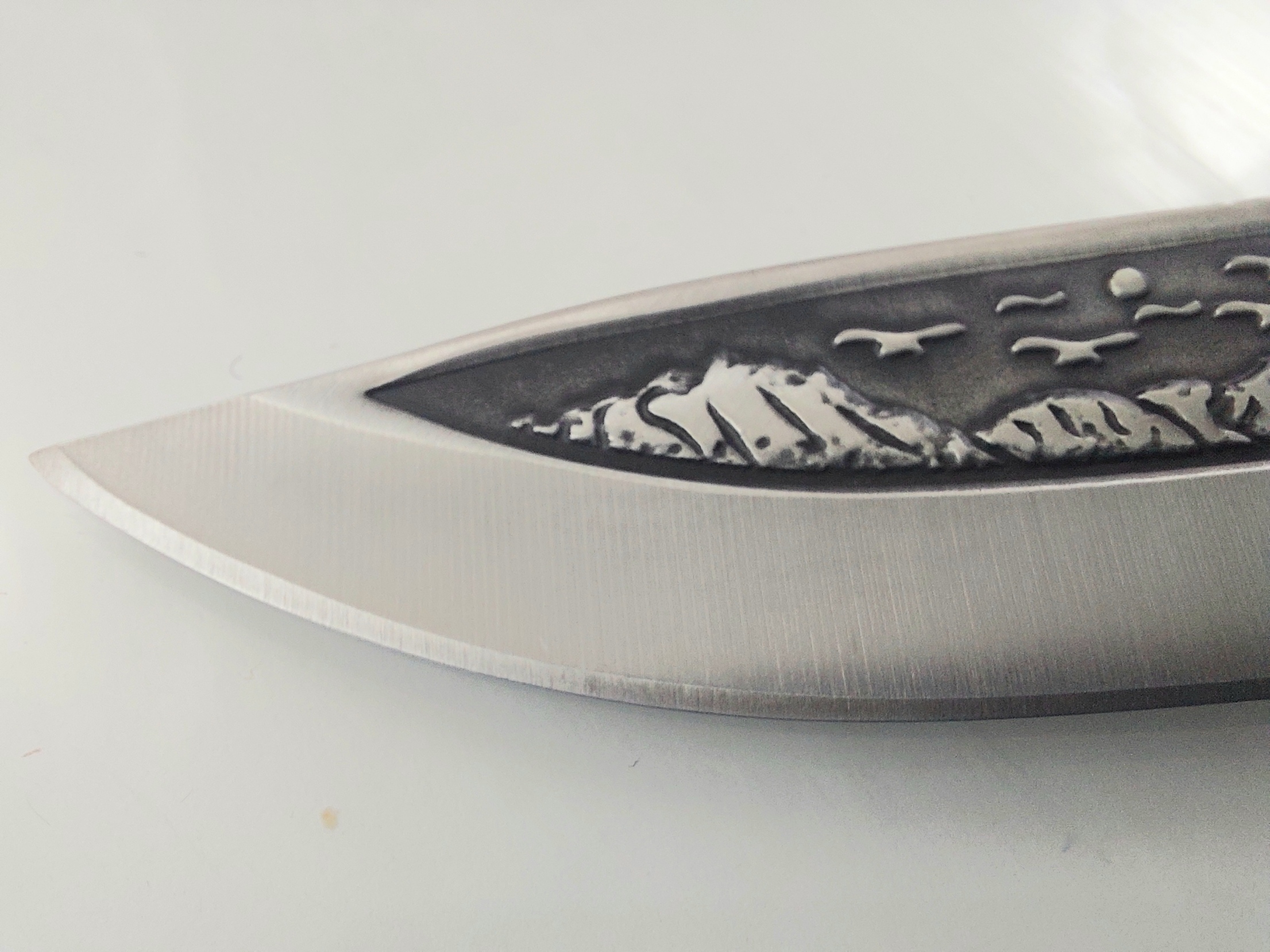 Руски ловен нож фултанг с инкрустиран ловец на острието - Охотник стал 65х13