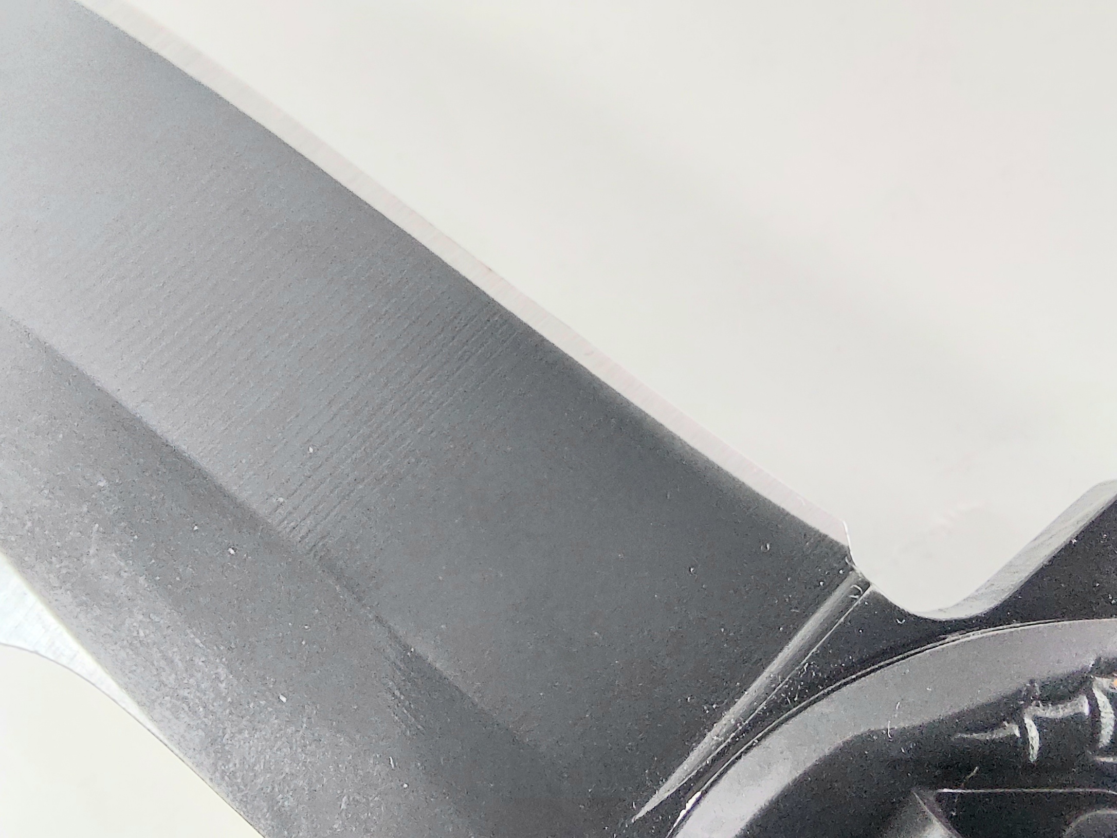 Сгъваем автоматичен нож с черно антирефлекторно покритие Browning DA321 с резец и шип