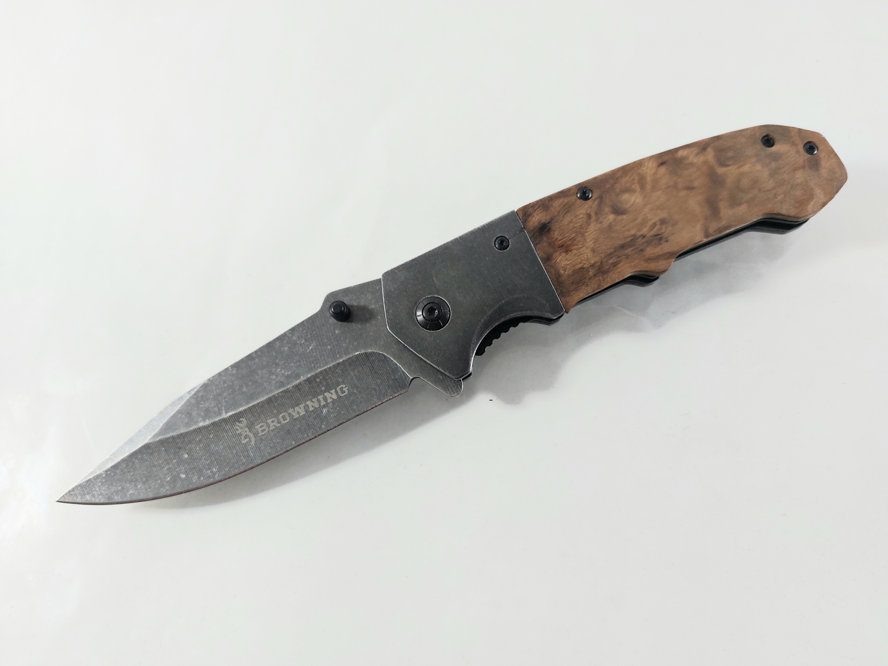 Сгъваем автоматичен нож Browning с орехови чирени и иноксово покритие Сгъваем автоматичен нож Browning с орехови чирени и иноксово покритие