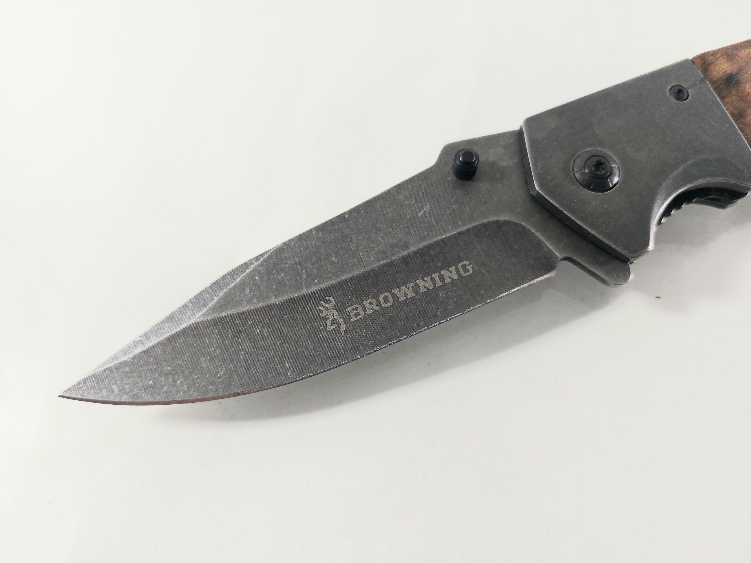 Сгъваем автоматичен нож Browning с орехови чирени и иноксово покритие Сгъваем автоматичен нож Browning с орехови чирени и иноксово покритие