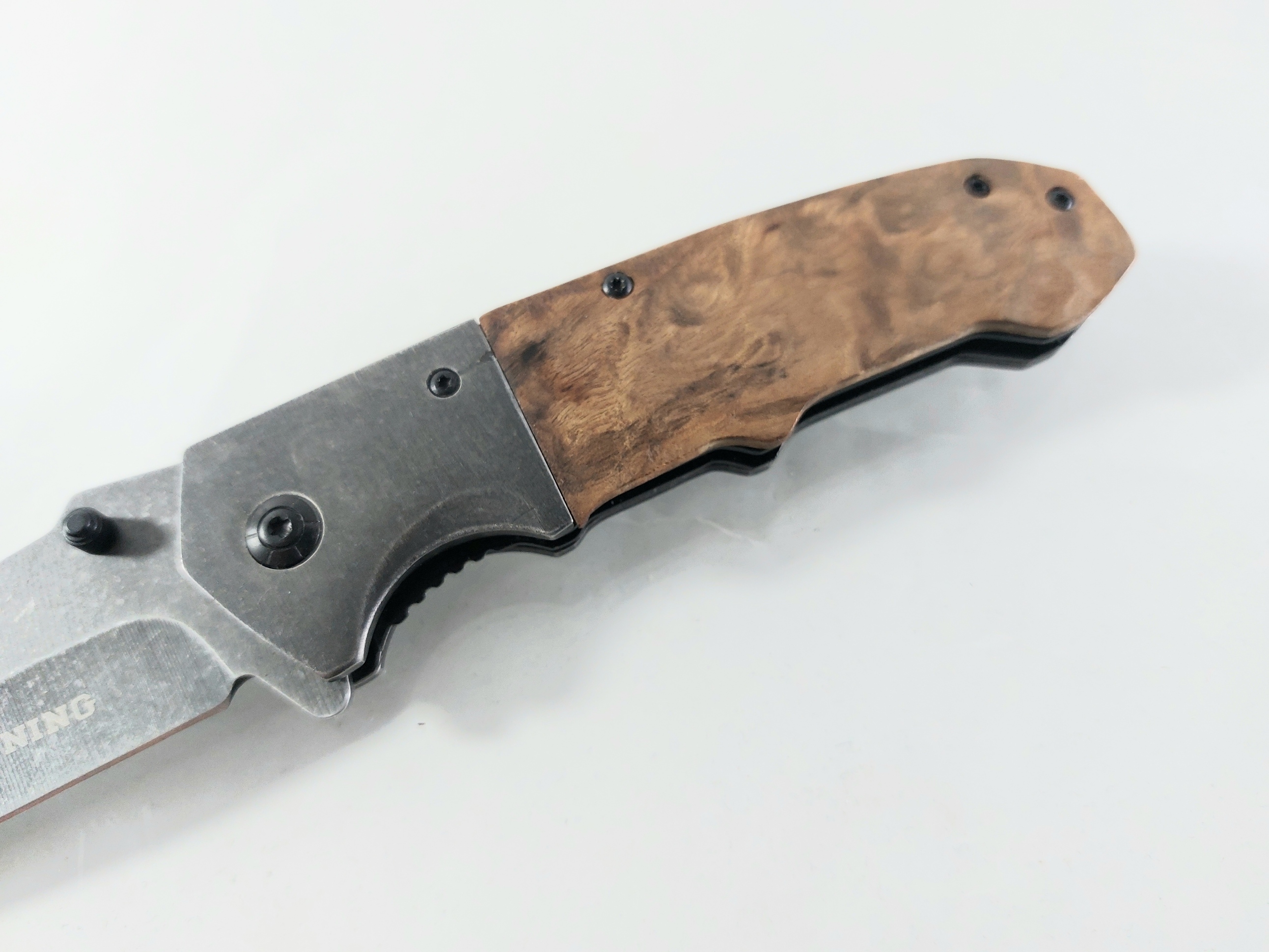 Сгъваем автоматичен нож Browning с орехови чирени и иноксово покритие Сгъваем автоматичен нож Browning с орехови чирени и иноксово покритие