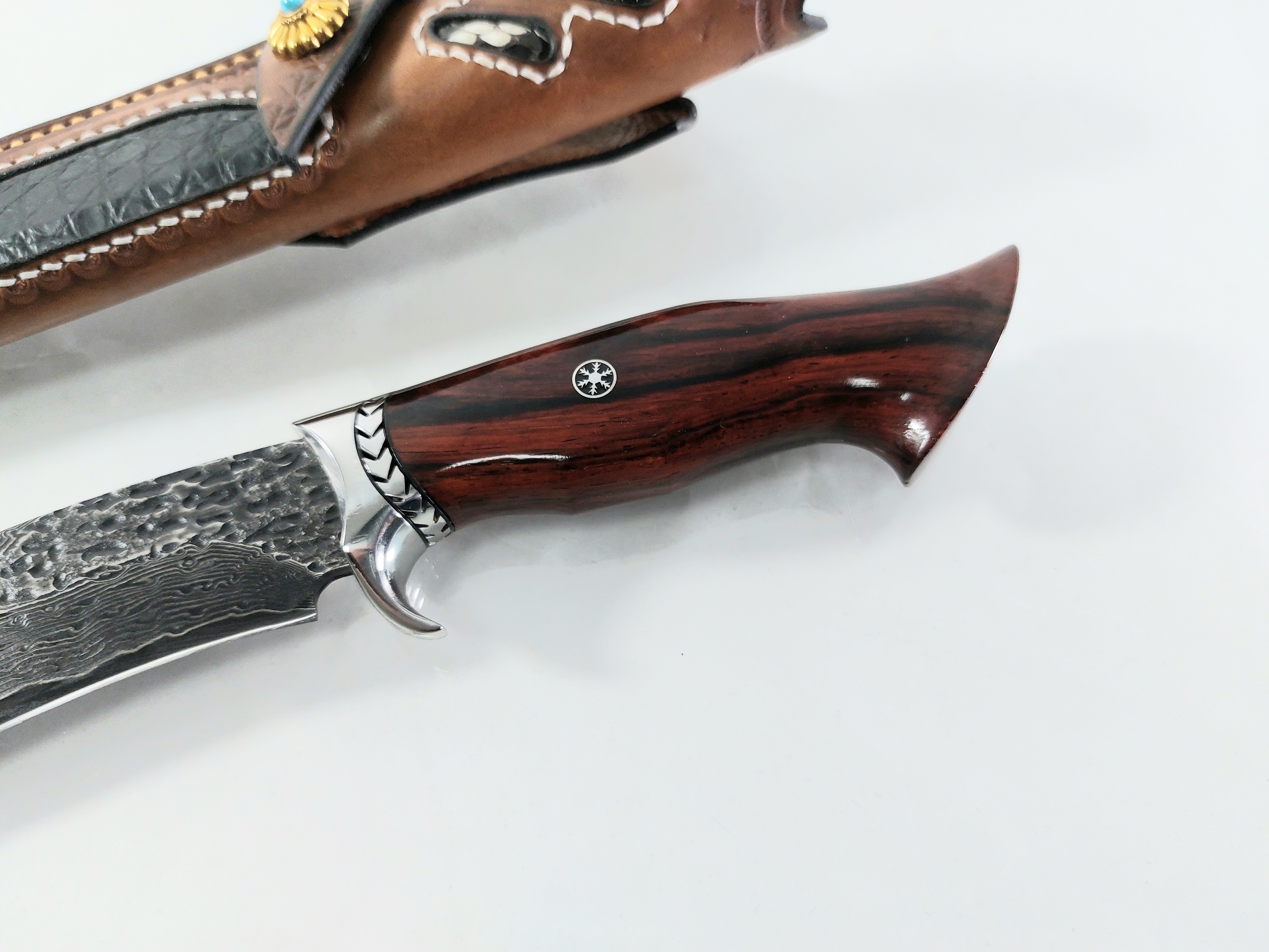 Ловен нож от дамаска стомана с абаносова дръжка