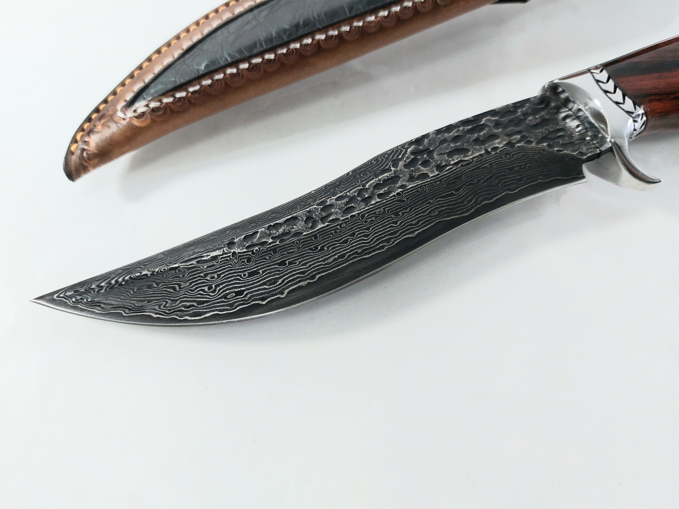 Ловен нож от дамаска стомана с абаносова дръжка