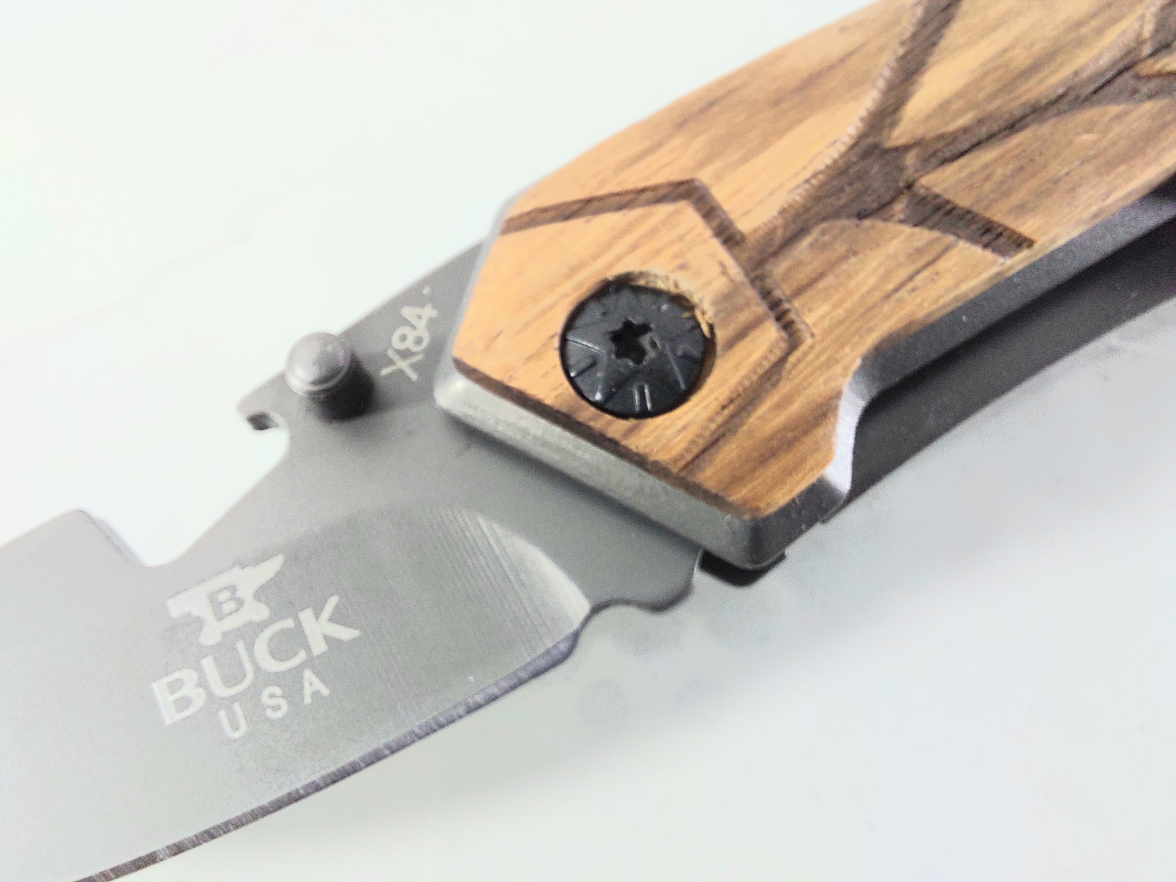 Малък сгъваем джобен нож със сиво титаниево покритие Buck X84