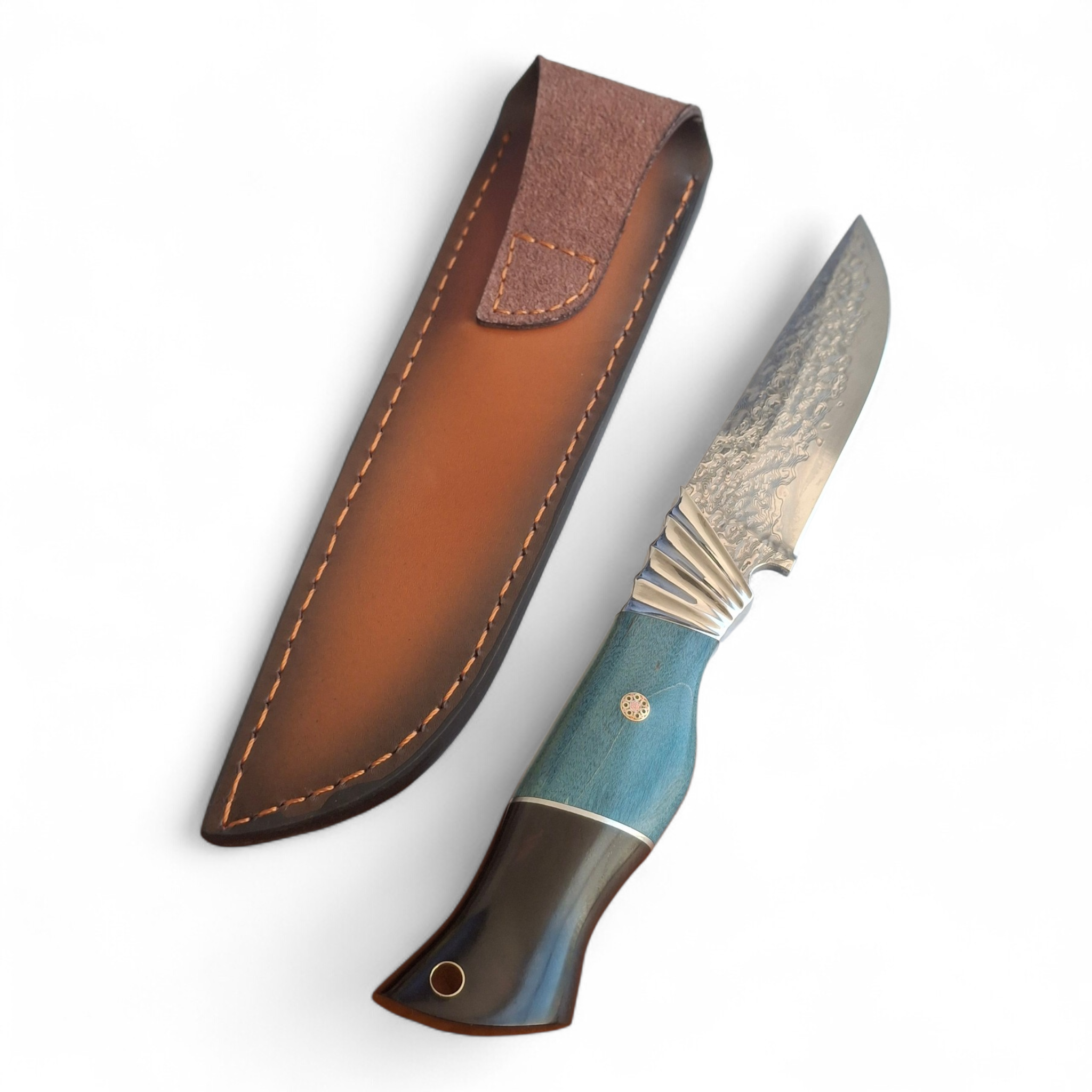 Ловен нож от японска дамаска стомана с дръжка от абаносово дърво и цветен кориан