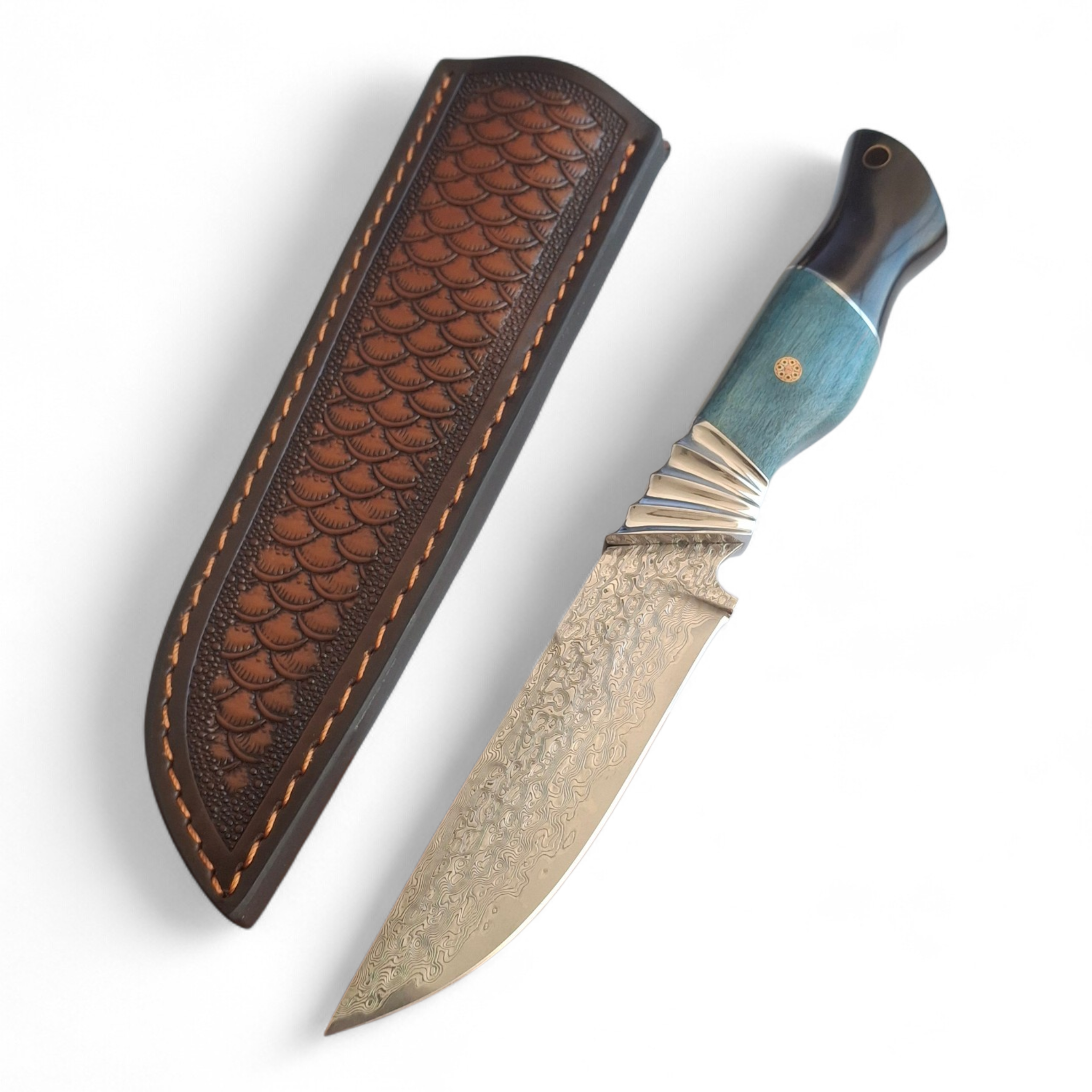 Ловен нож от японска дамаска стомана с дръжка от абаносово дърво и цветен кориан