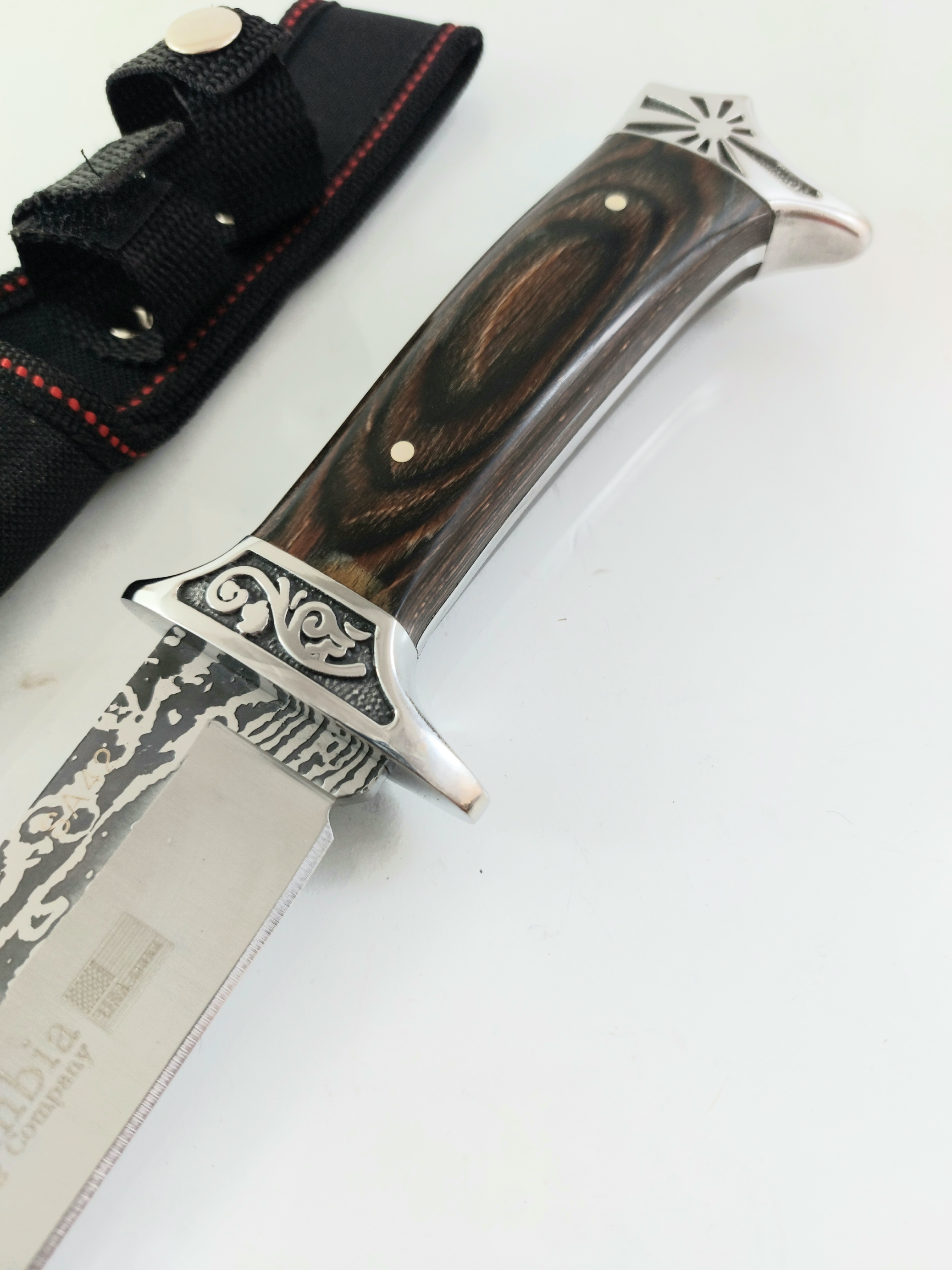 Ловен нож Columbia SA42 с метални гравирани гардове с флорални елементи