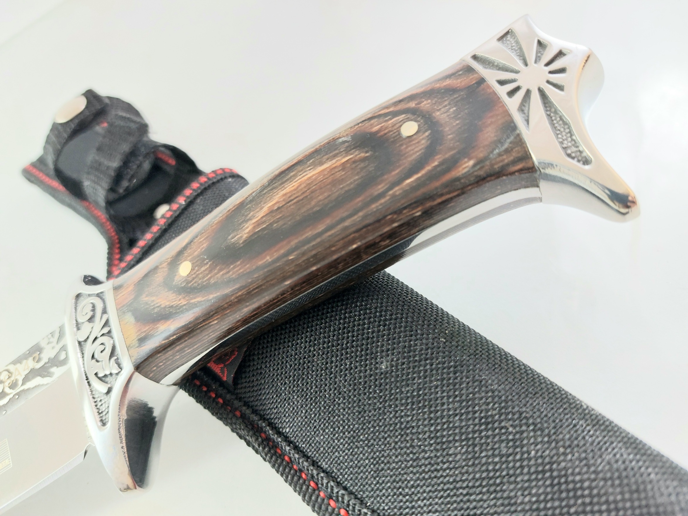 Ловен нож Columbia SA42 с метални гравирани гардове с флорални елементи