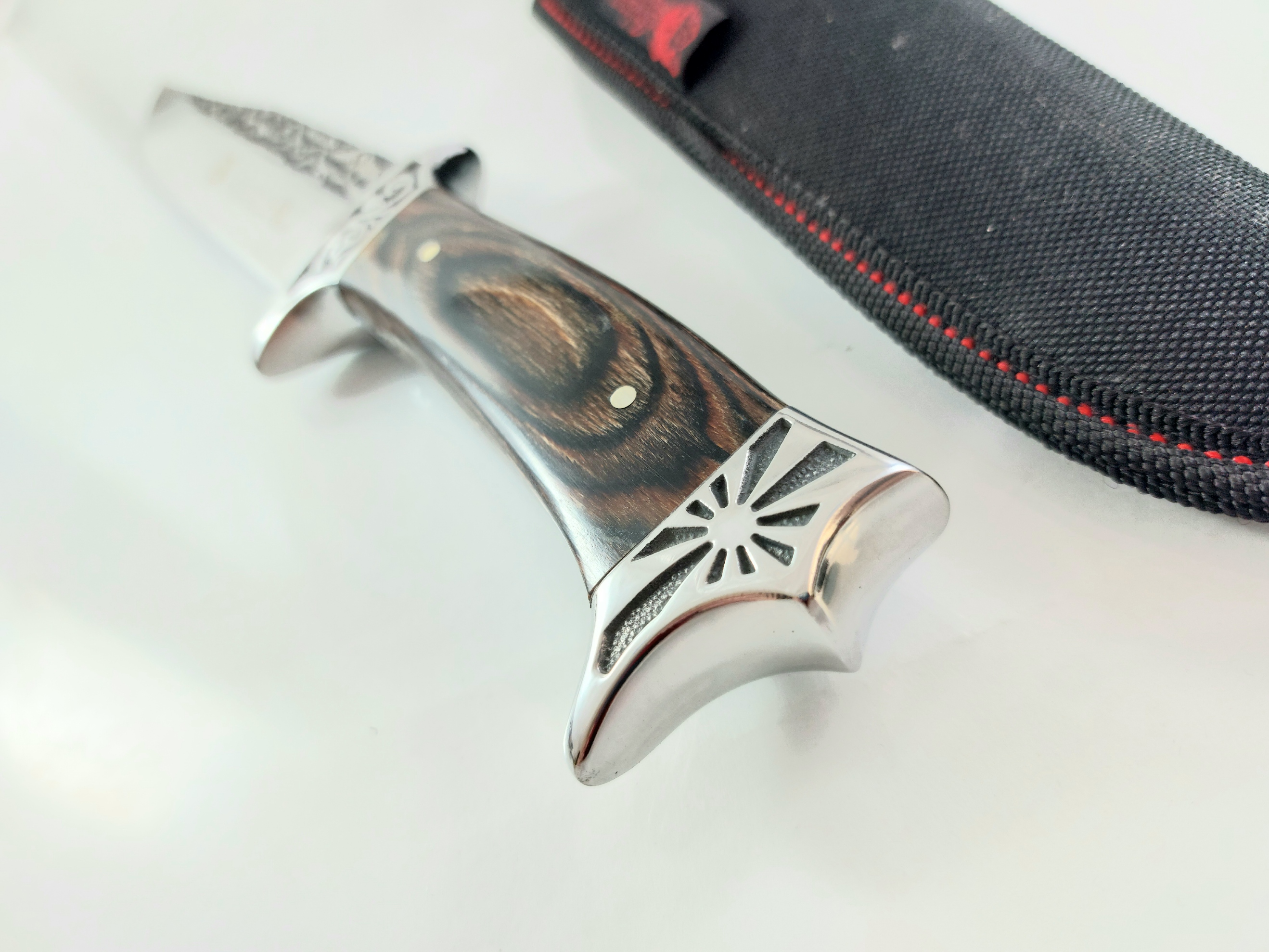 Ловен нож Columbia SA42 с метални гравирани гардове с флорални елементи