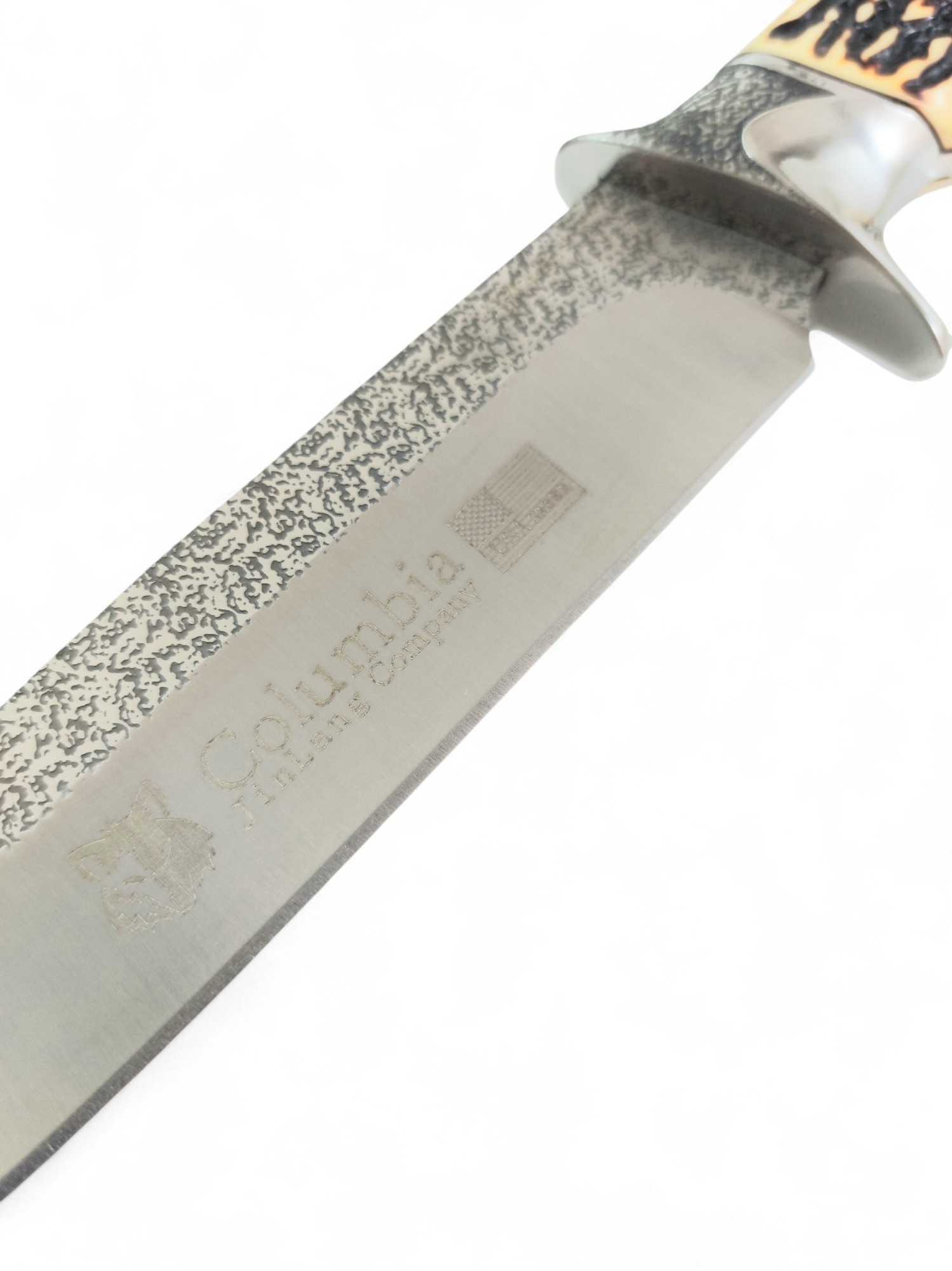 Близък план на острието с гравировка Columbia Hunting Company