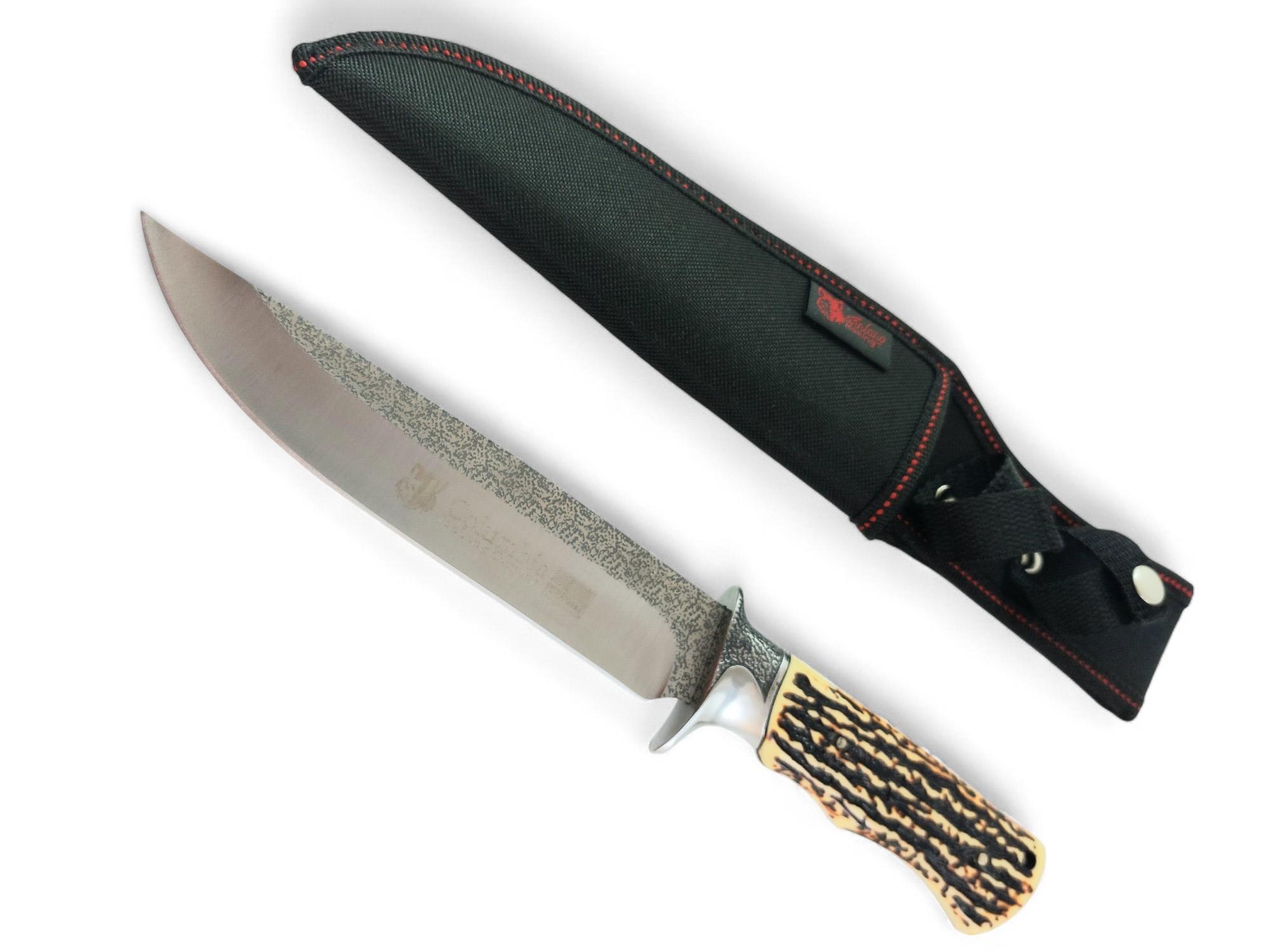 Близък план на острието с гравировка Columbia Hunting Company