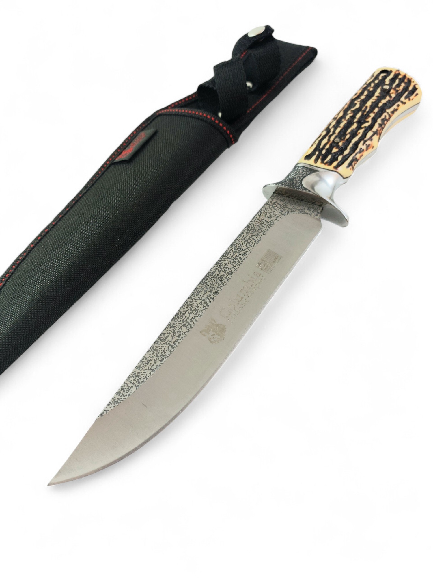 Близък план на острието с гравировка Columbia Hunting Company