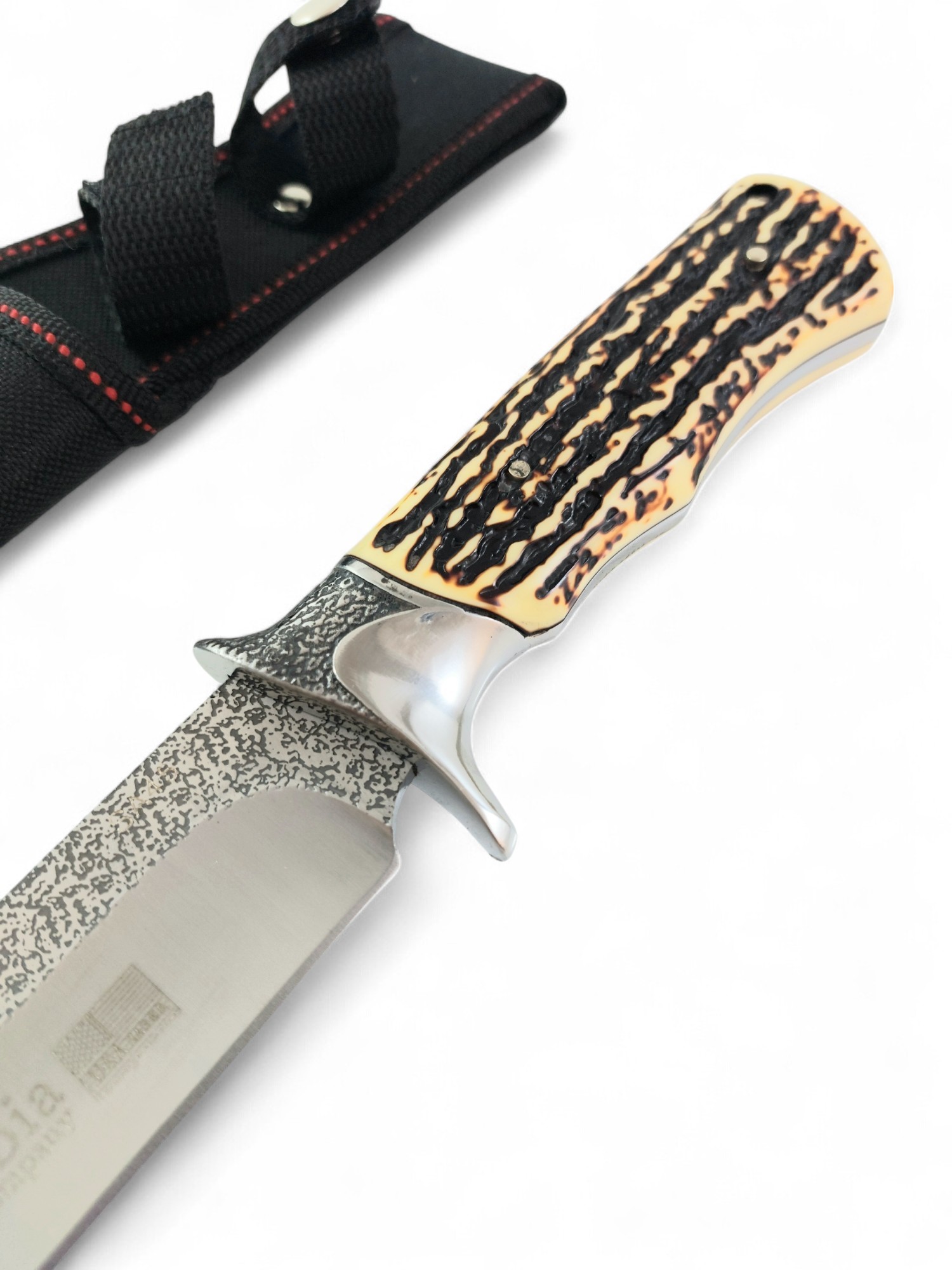 Близък план на острието с гравировка Columbia Hunting Company