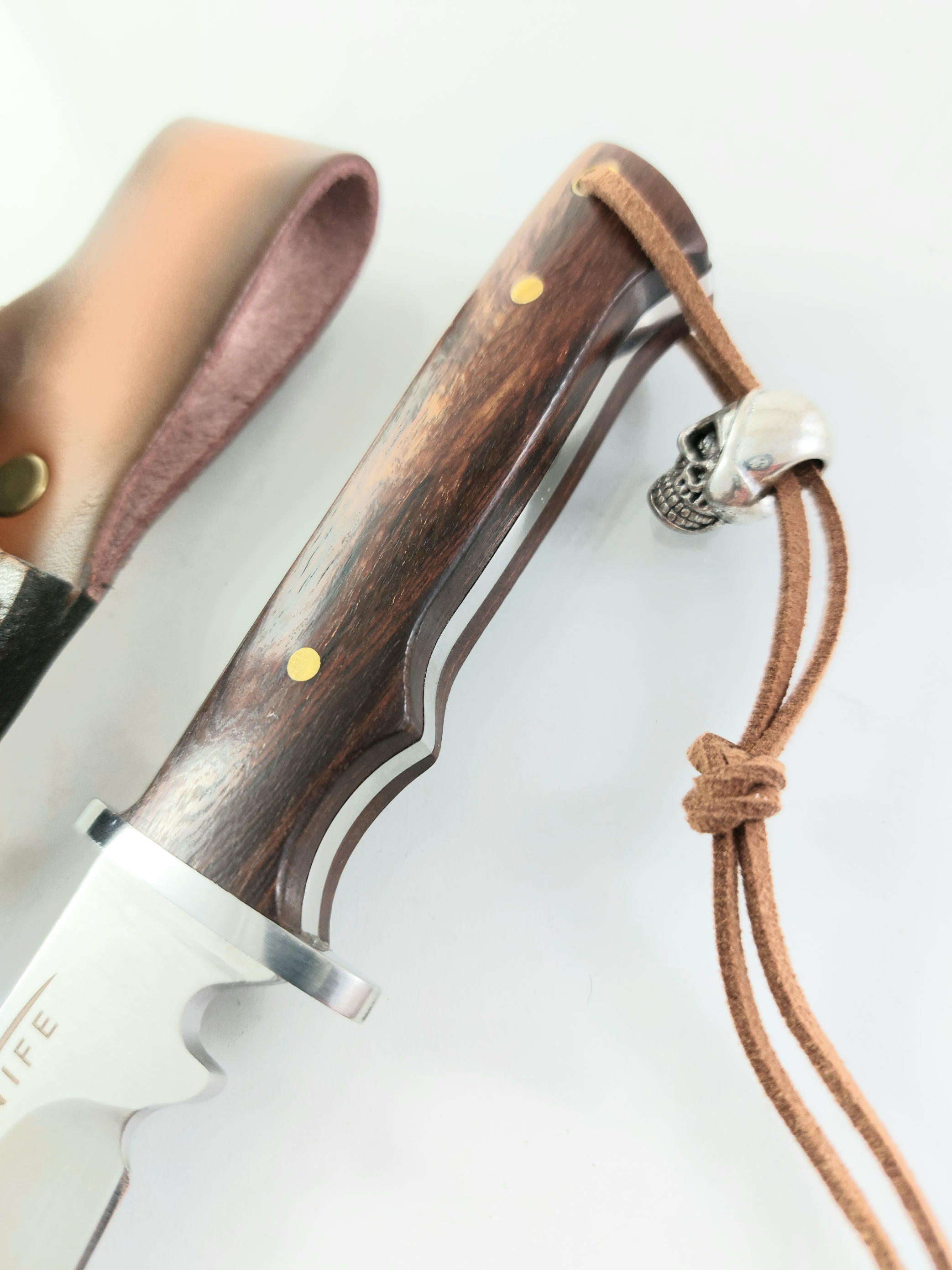 Малко ловно ножче Knife ръчна изработка с кожена кания Малко ловно ножче Knife ръчна изработка с кожена кания
