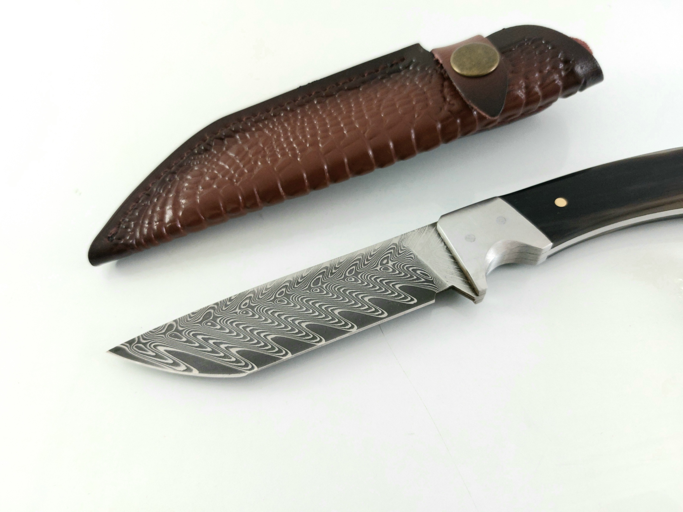 Ловен нож Tactical Battle ръчна изработка с кожена кания дамаска стомана