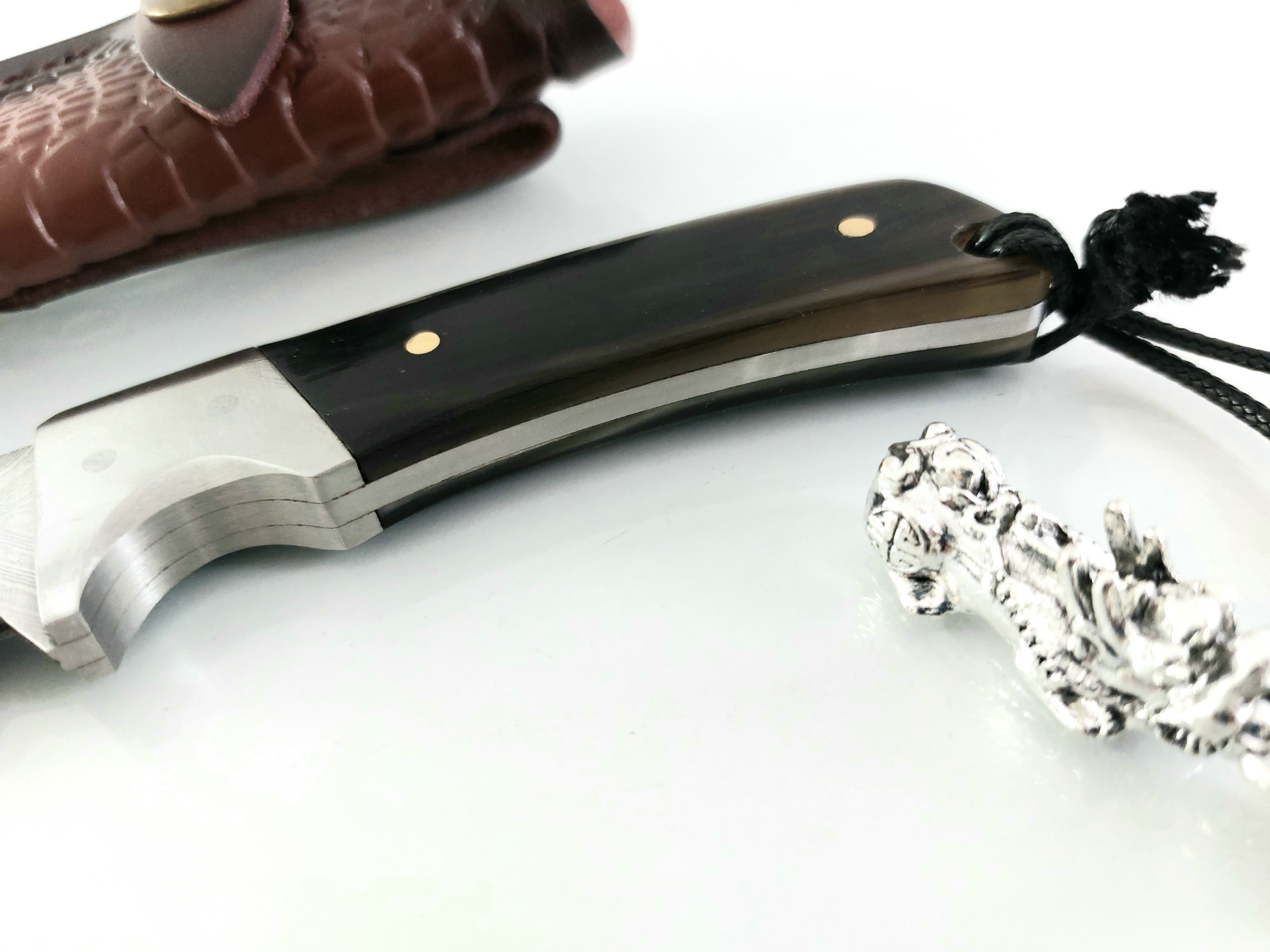 Ловен нож Tactical Battle ръчна изработка с кожена кания дамаска стомана