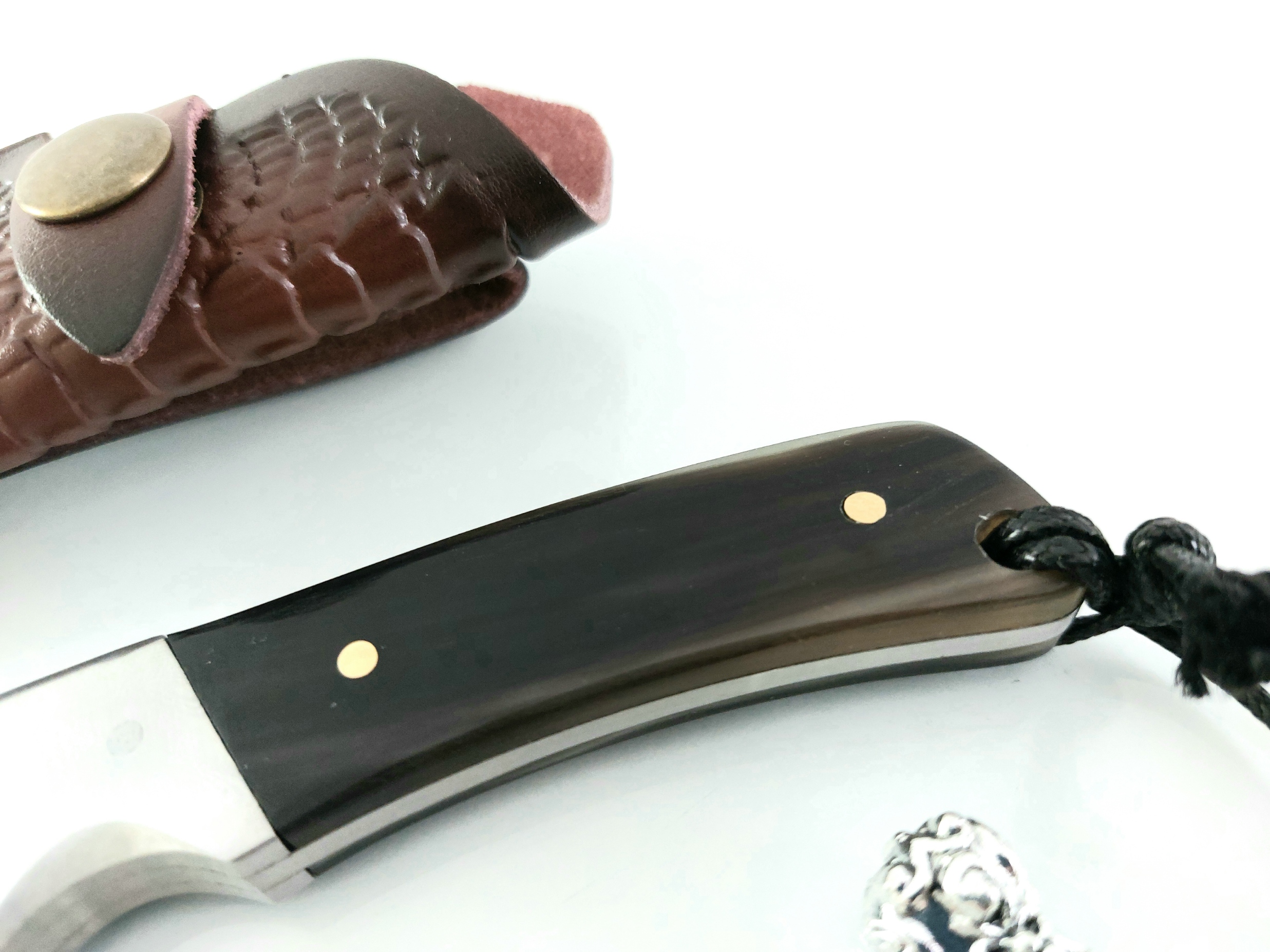 Ловен нож Tactical Battle ръчна изработка с кожена кания дамаска стомана