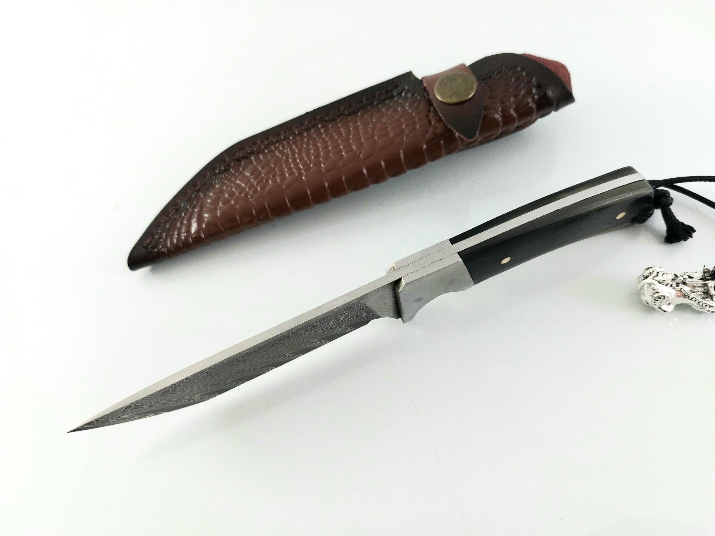 Ловен нож Tactical Battle ръчна изработка с кожена кания дамаска стомана