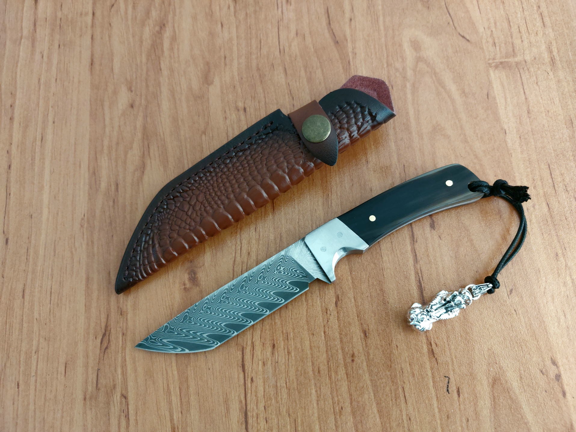 Ловен нож Tactical Battle ръчна изработка с кожена кания дамаска стомана