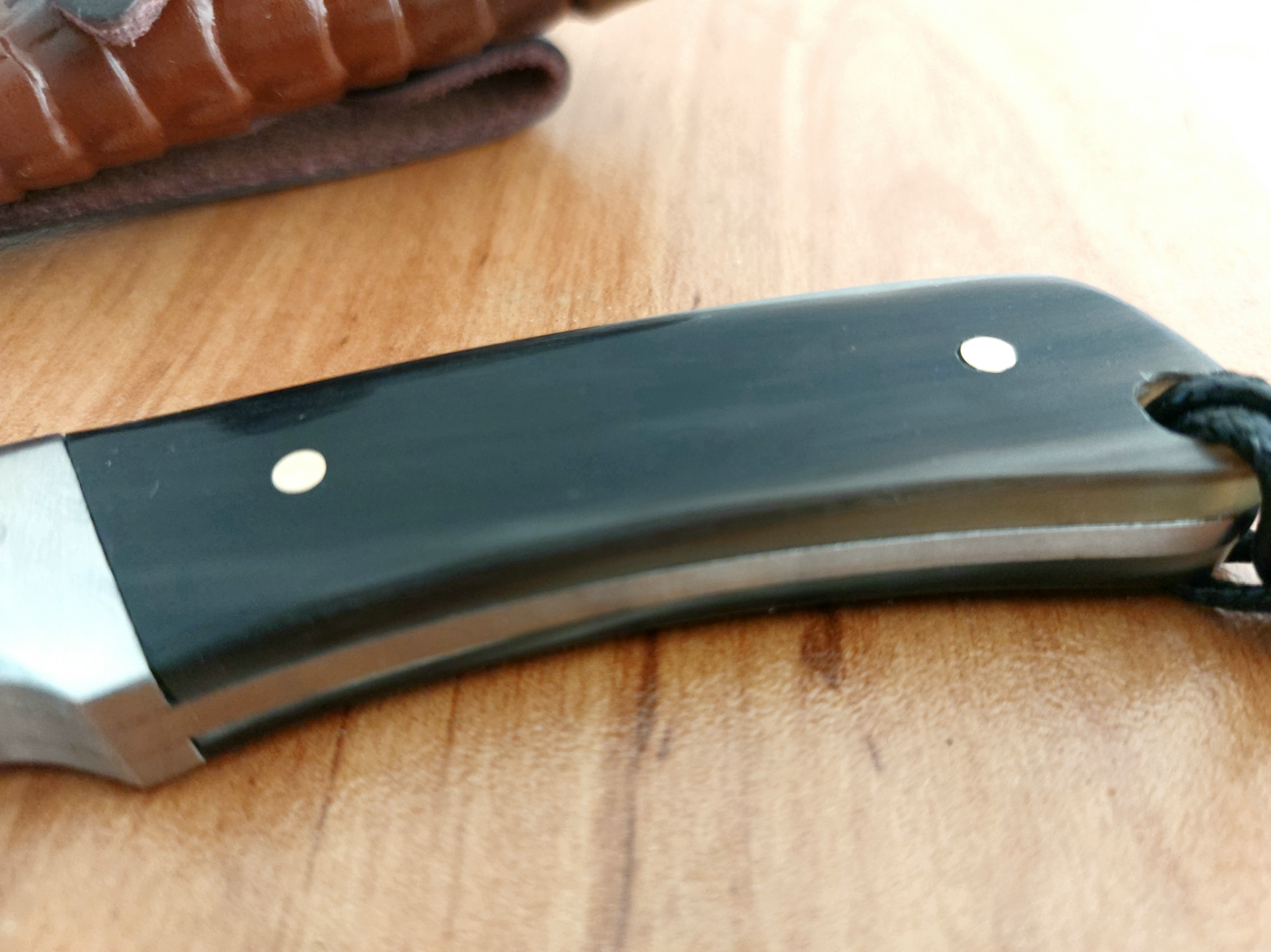 Ловен нож Tactical Battle ръчна изработка с кожена кания дамаска стомана