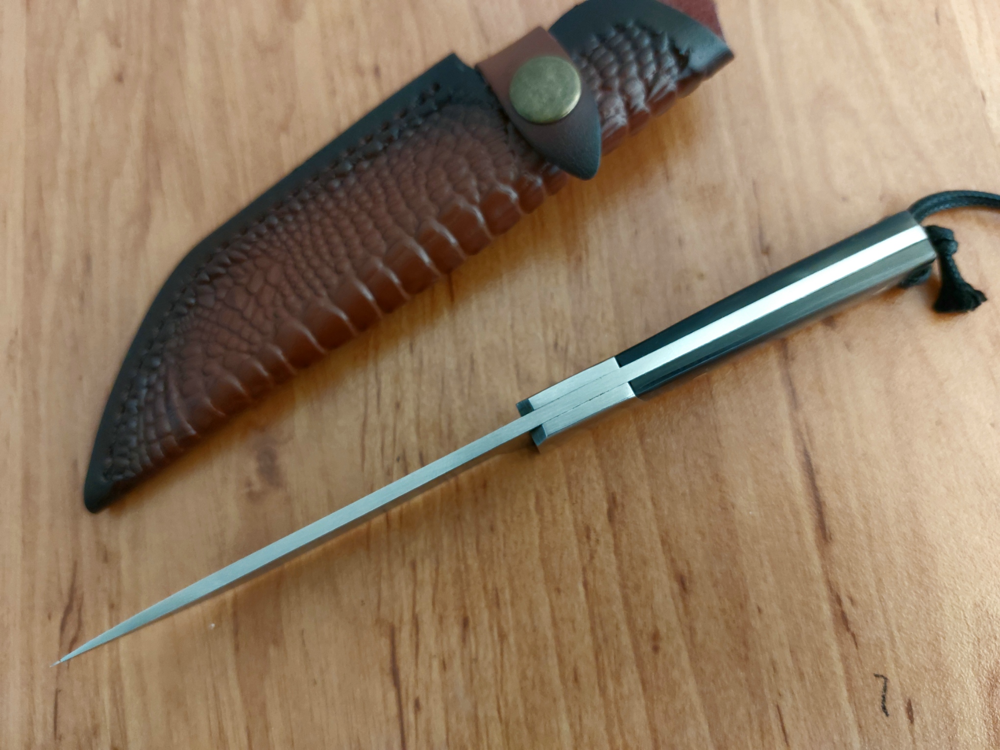 Ловен нож Tactical Battle ръчна изработка с кожена кания дамаска стомана