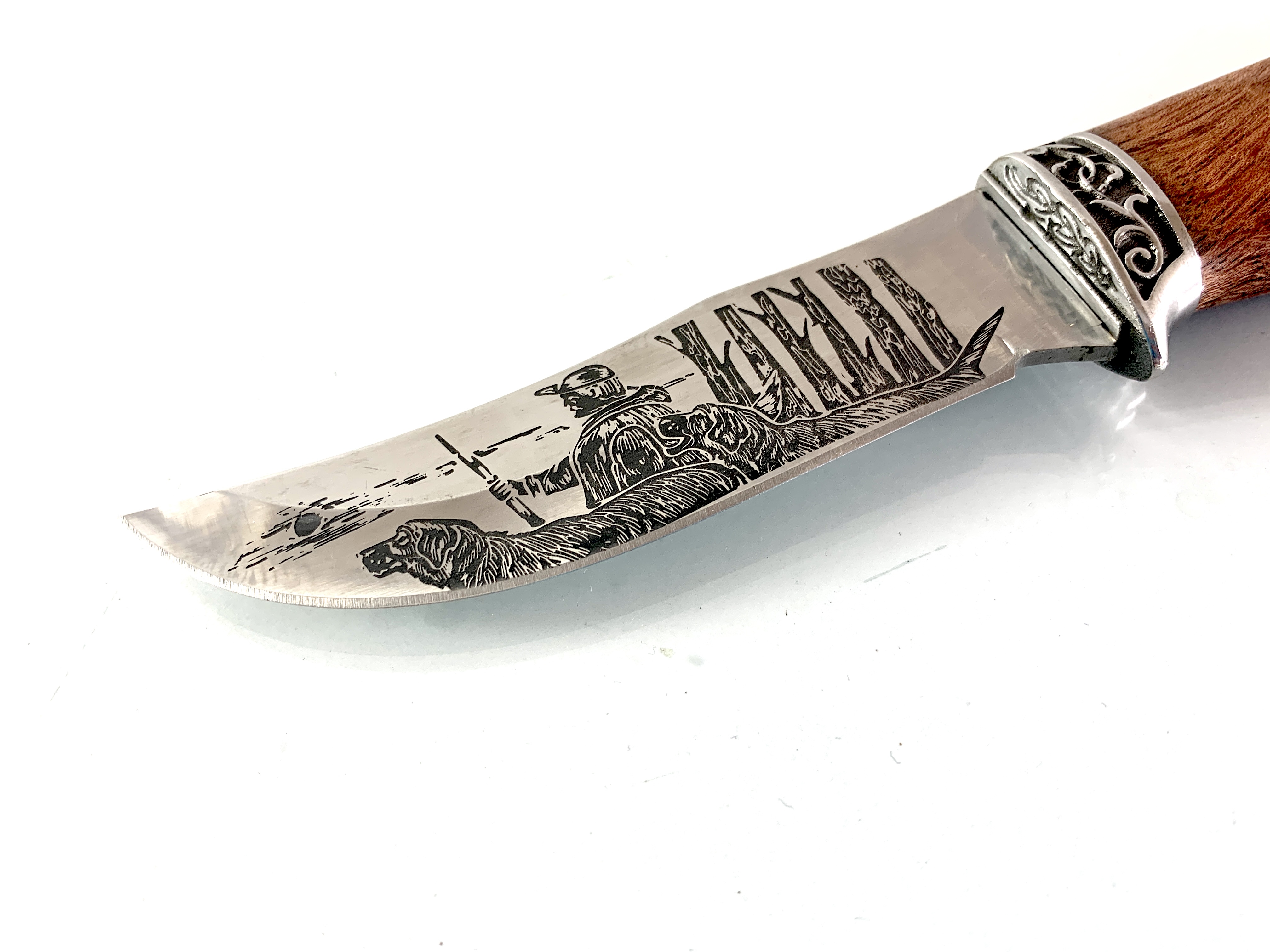 Руски ловен нож инкрустиран Ловец с ловно куче на острието - Охотник
