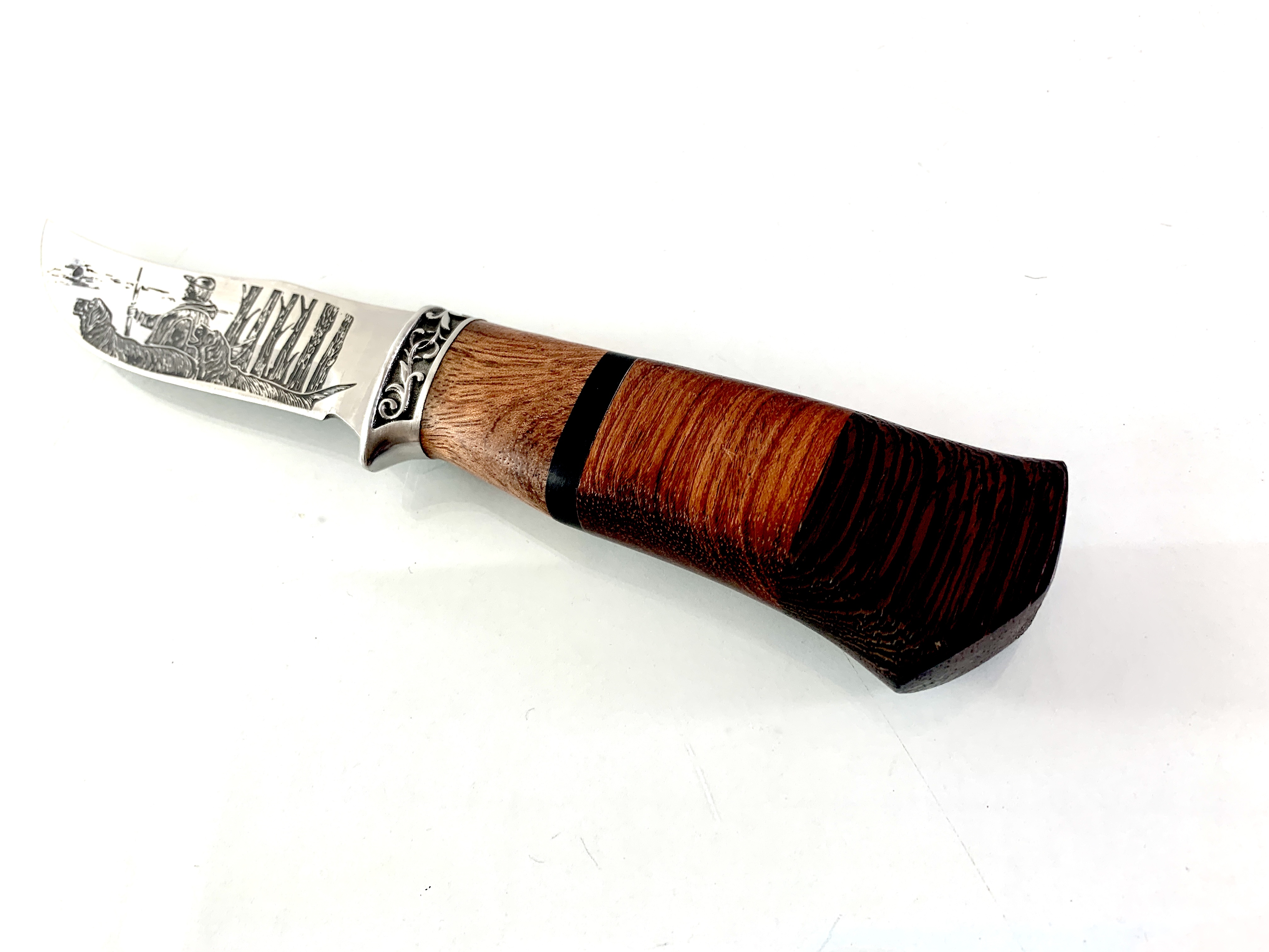 Руски ловен нож инкрустиран Ловец с ловно куче на острието - Охотник