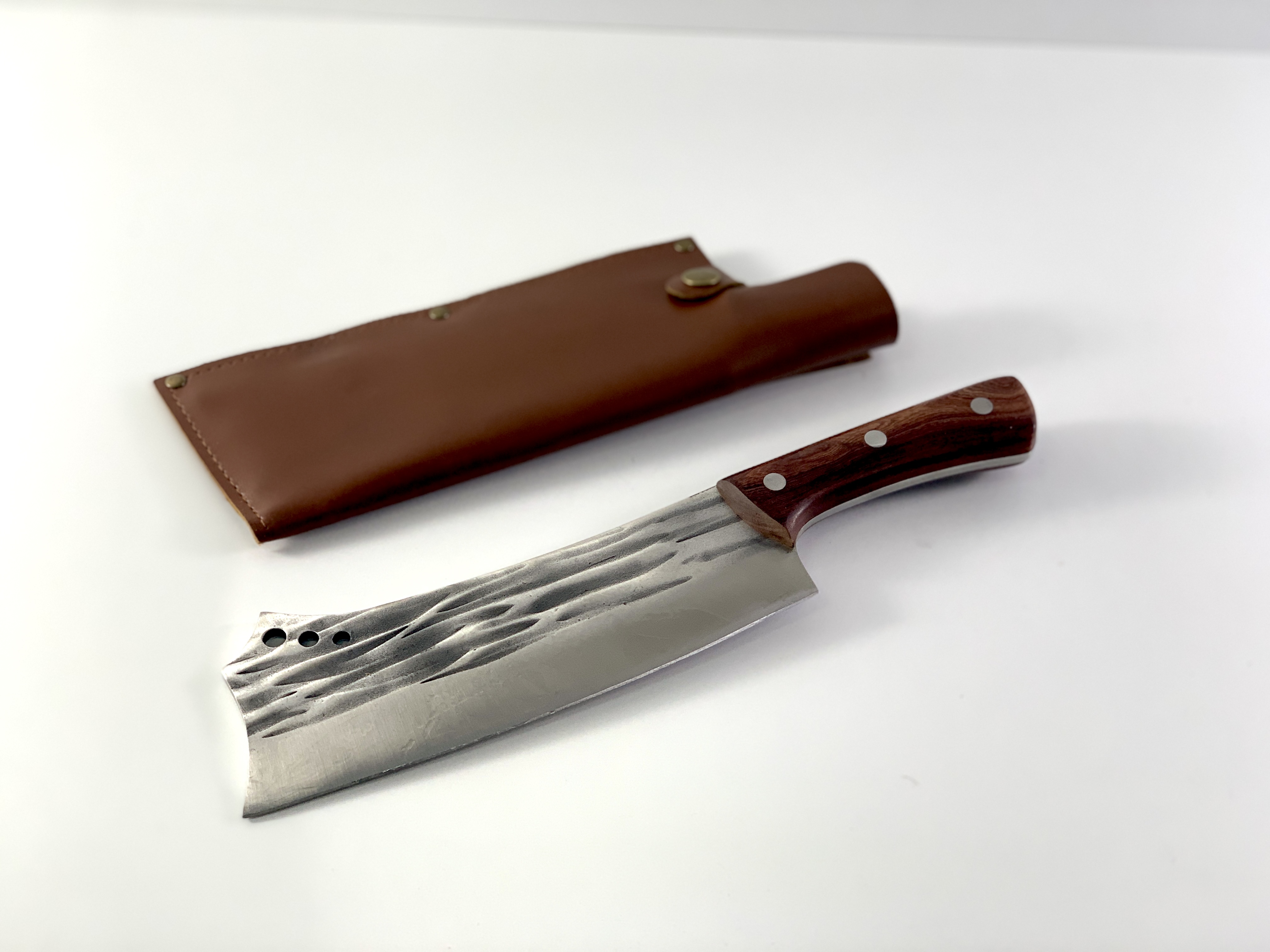Сатър за обезкостяване с hammered текстура и кожена кания Дръжка на сатър „Iron Fang“ от полиранo дърво с три нита