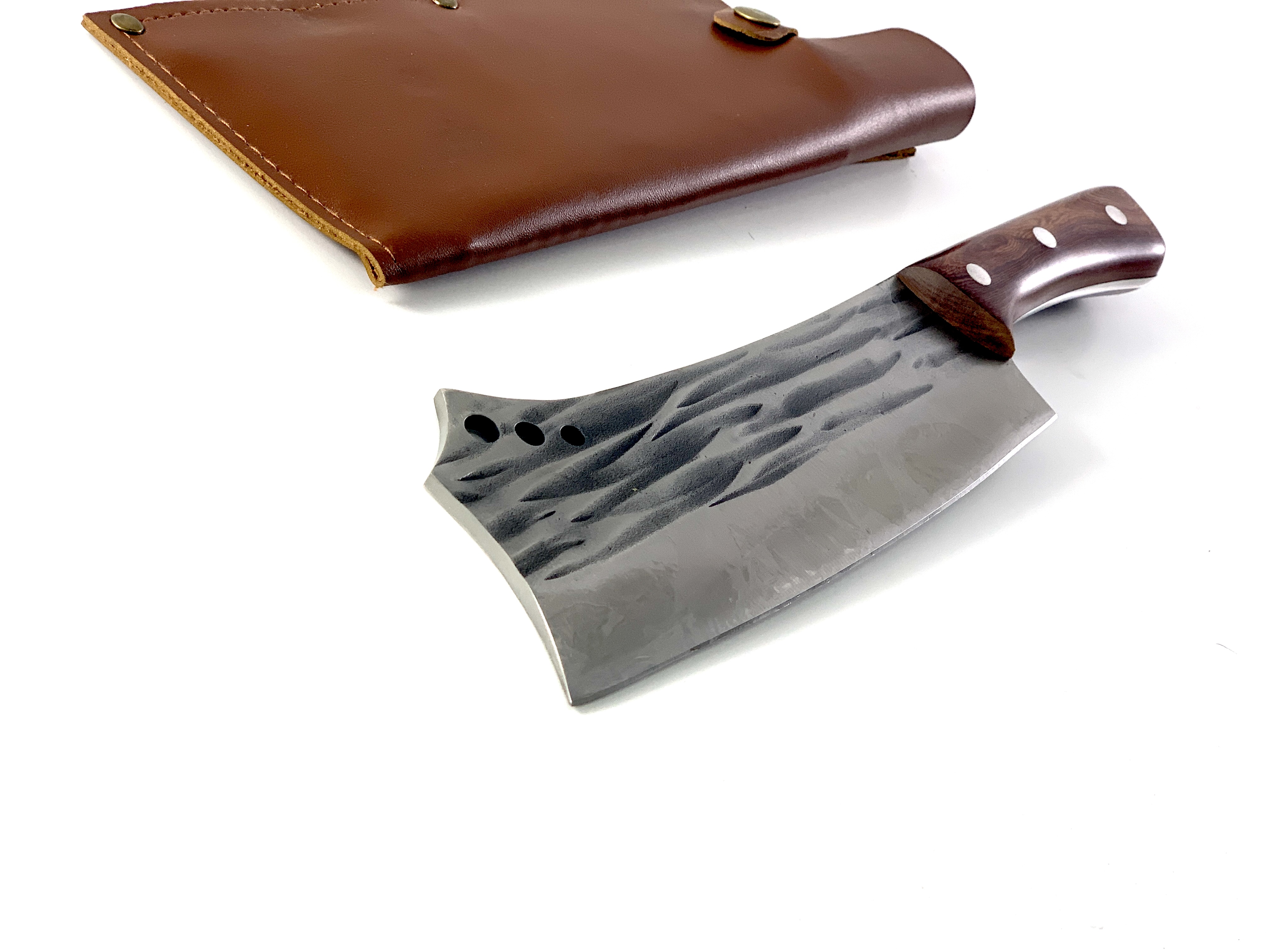 Сатър за обезкостяване с hammered текстура и кожена кания Дръжка на сатър „Iron Fang“ от полиранo дърво с три нита