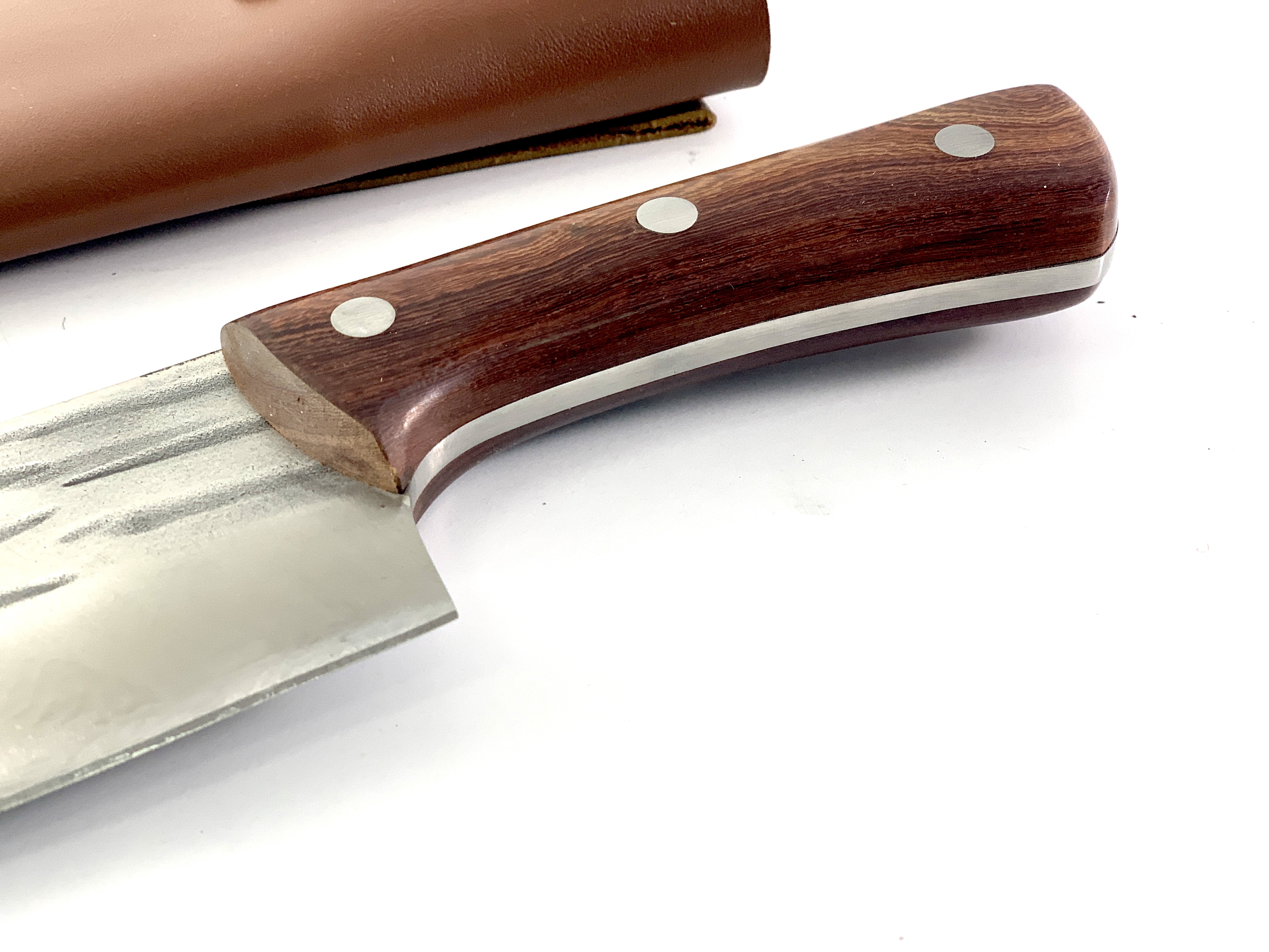 Сатър за обезкостяване с hammered текстура и кожена кания Дръжка на сатър „Iron Fang“ от полиранo дърво с три нита