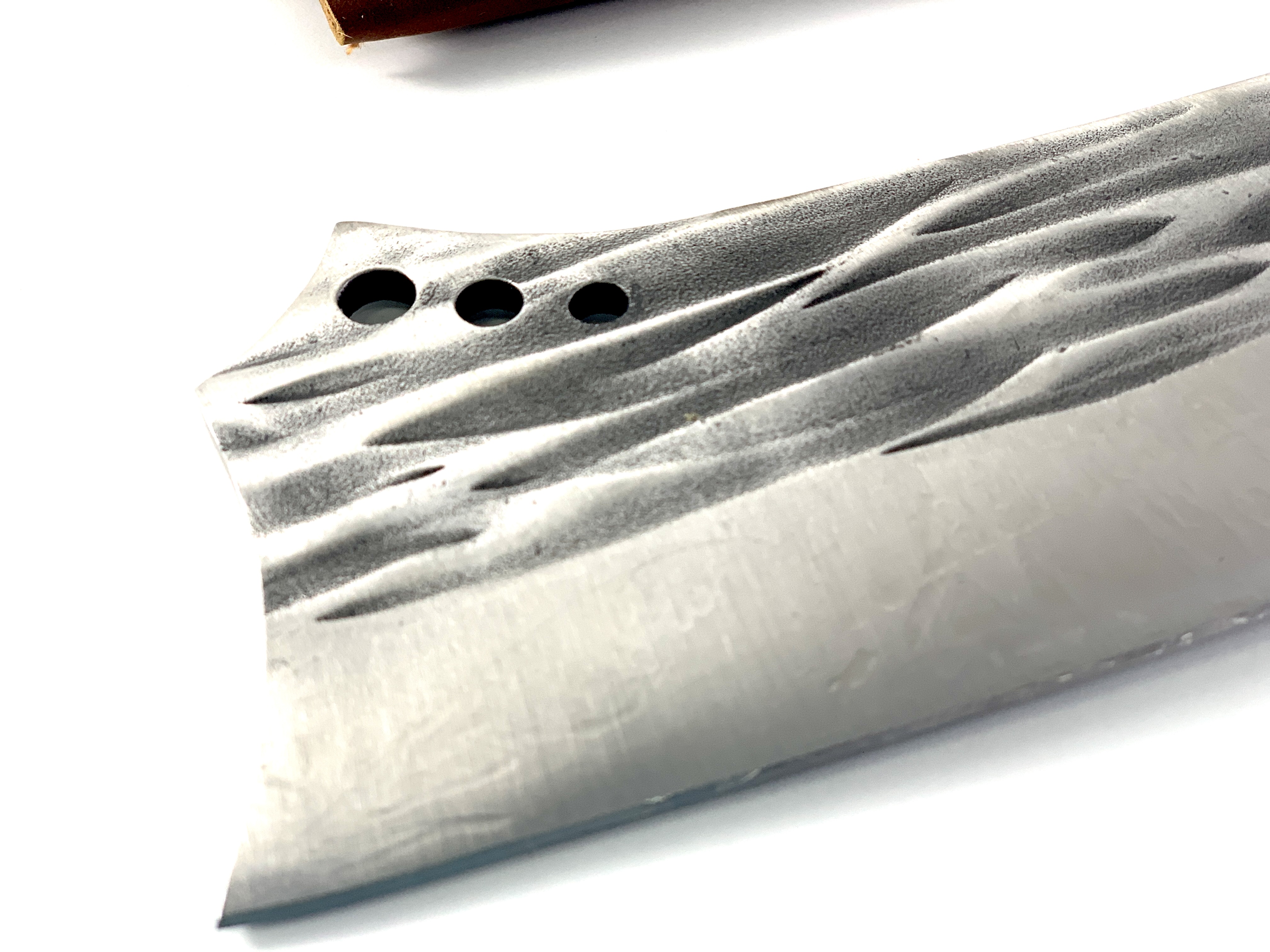 Сатър за обезкостяване с hammered текстура и кожена кания Дръжка на сатър „Iron Fang“ от полиранo дърво с три нита