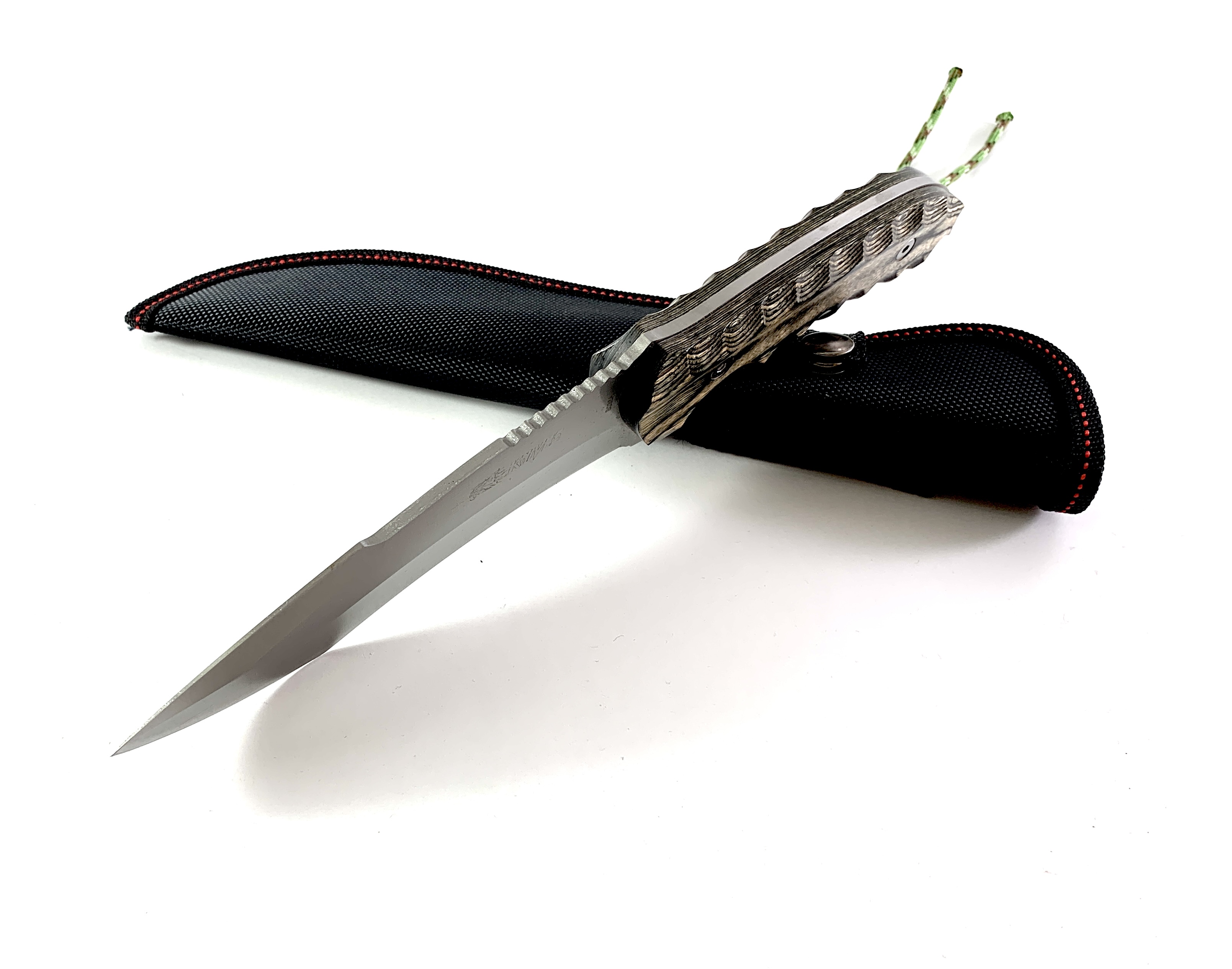 Ловен нож фултанг с дървени чирени модел FB036A