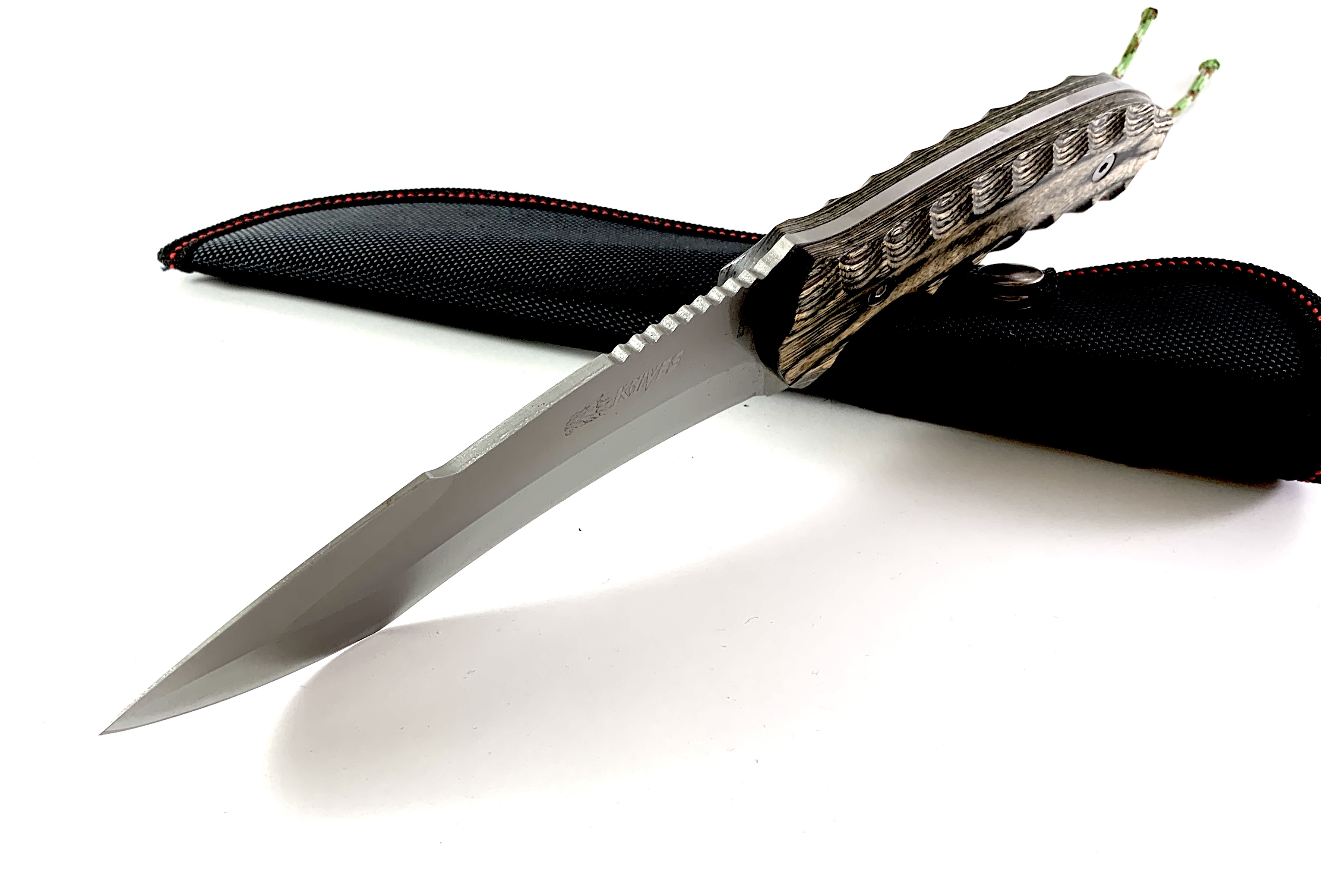 Ловен нож фултанг с дървени чирени модел FB036A