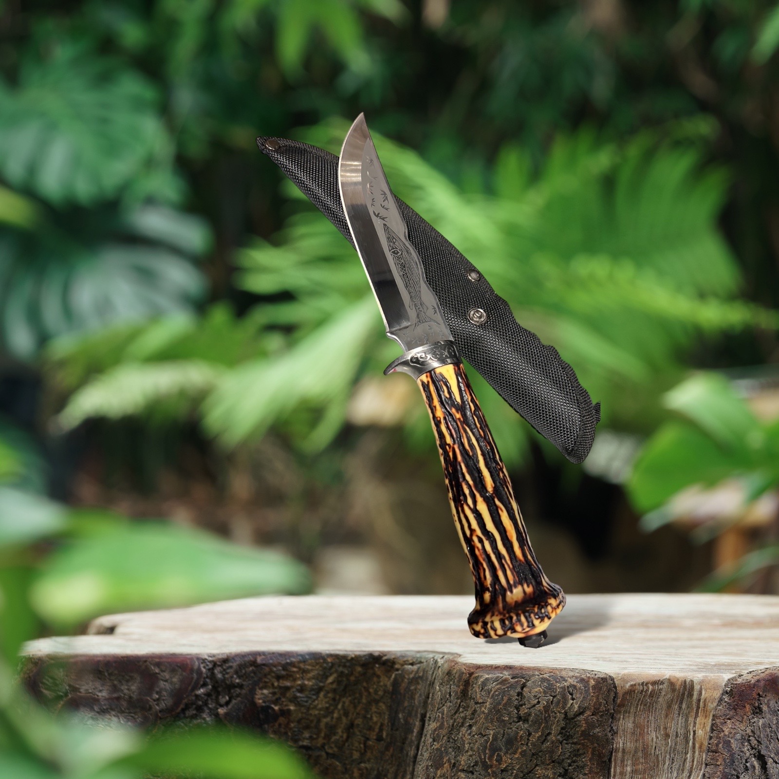 Ловен нож с гравирана акула на острието