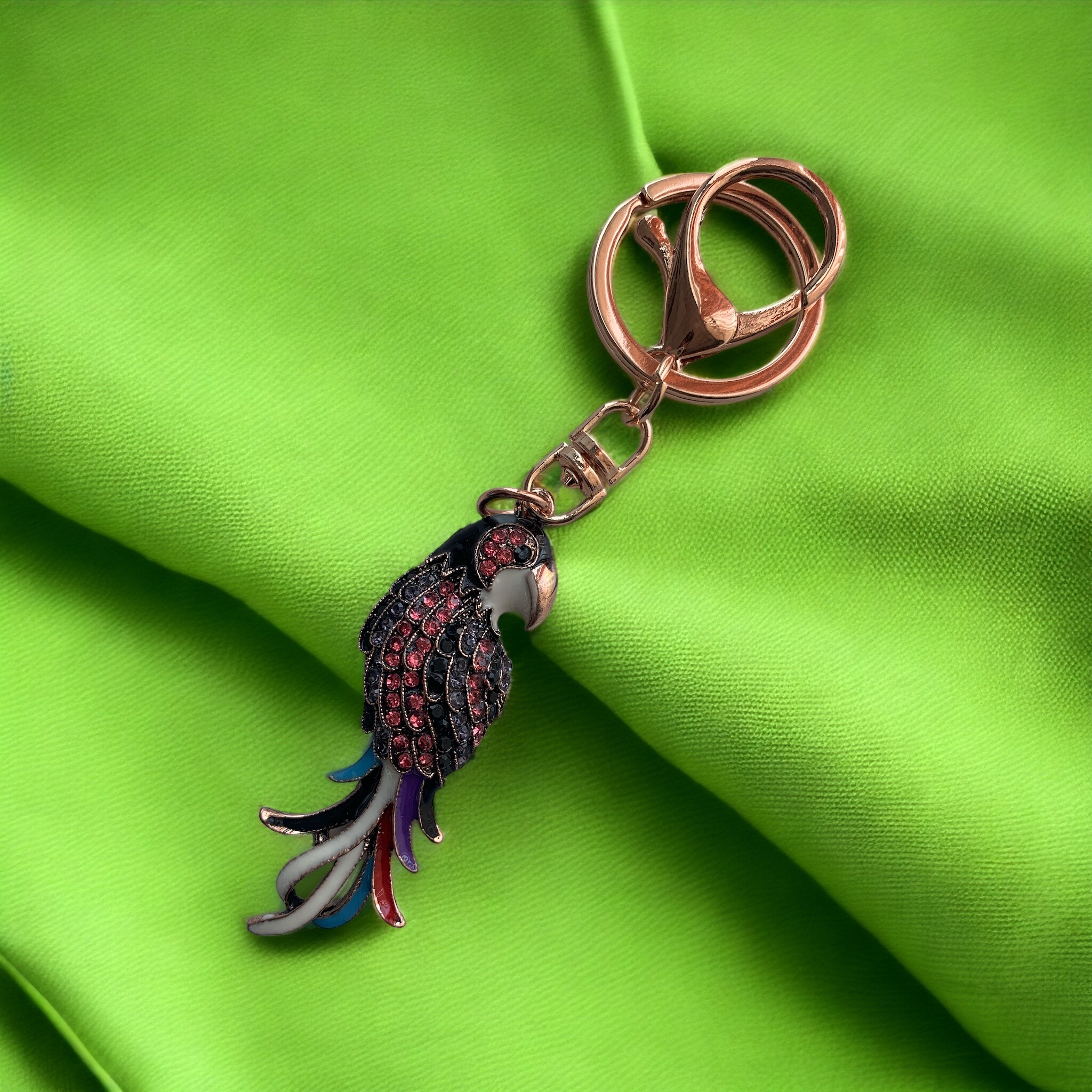 Дамски ключодържател папгал с  камъчета