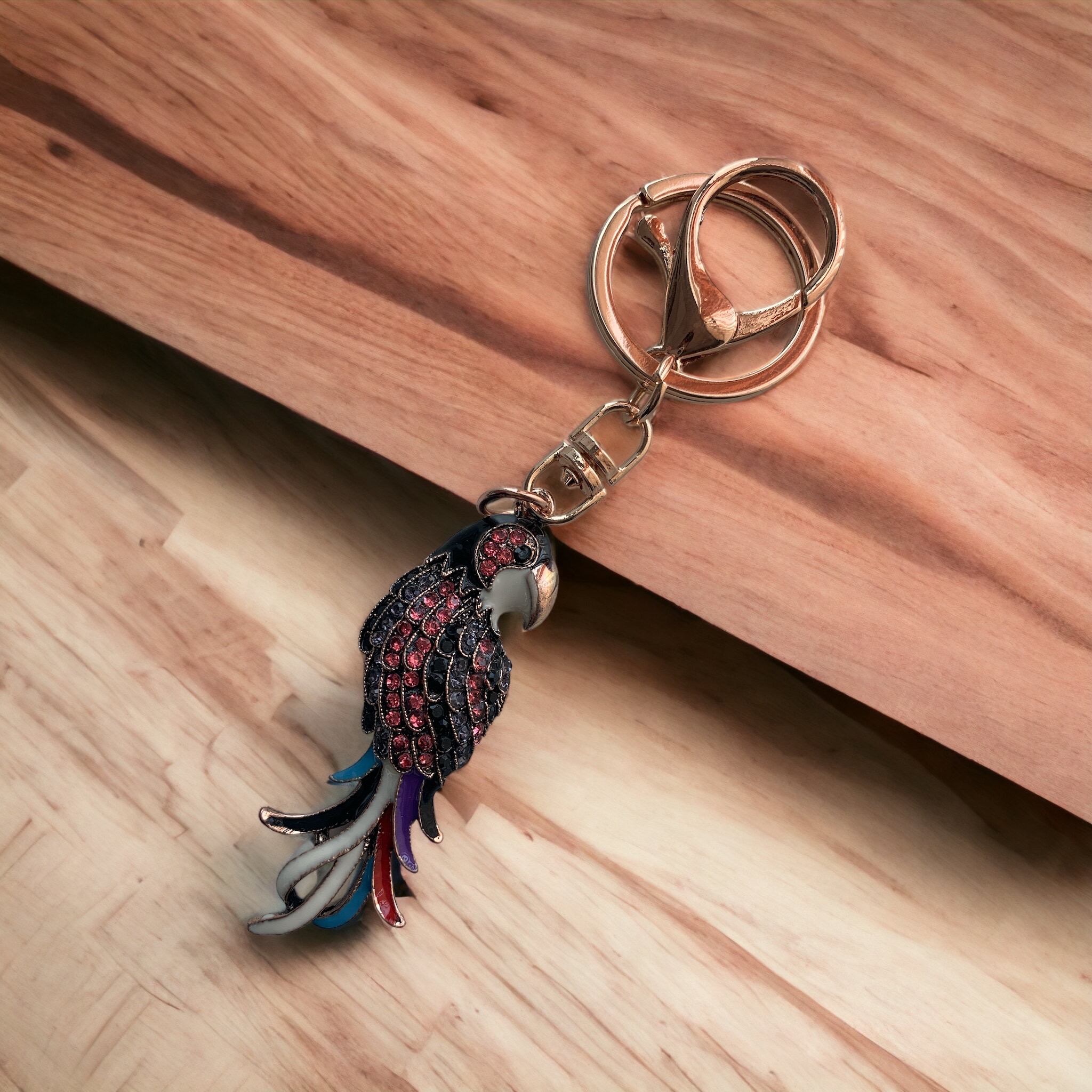 Дамски ключодържател папгал с  камъчета