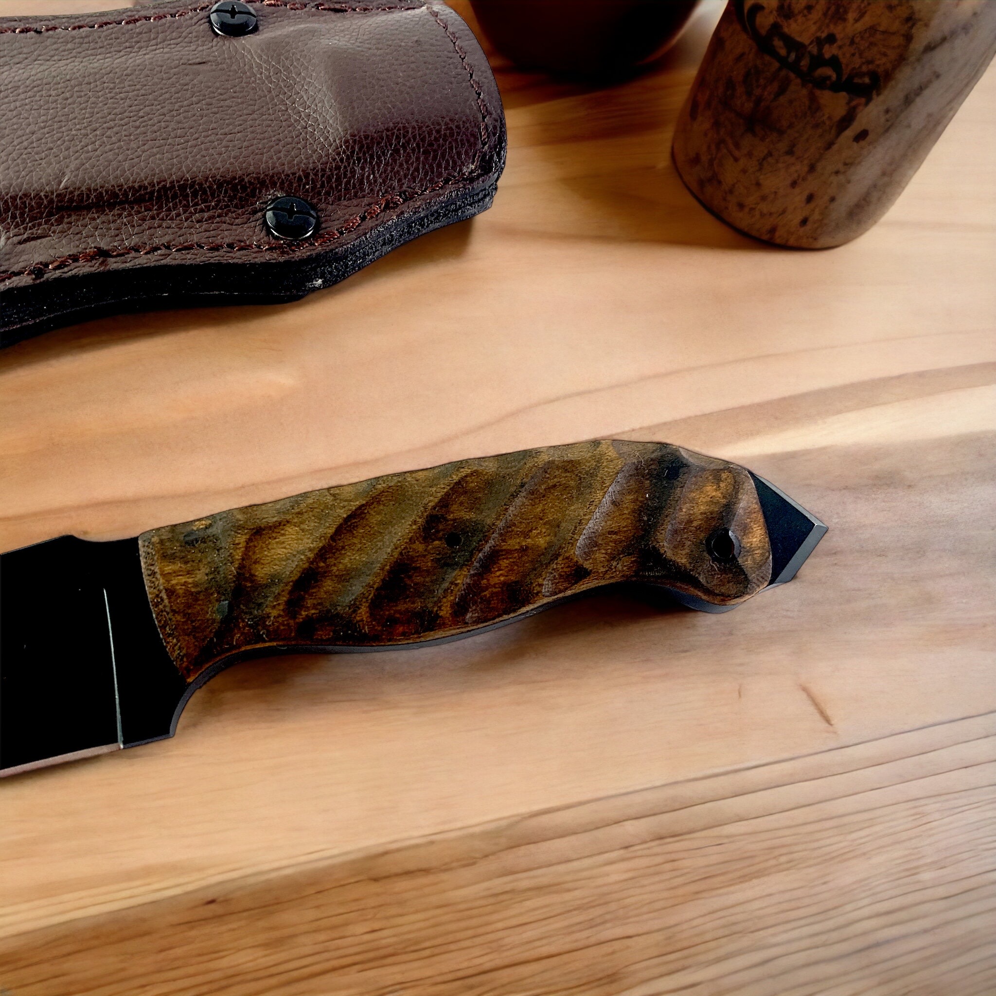 Ловен нож с кожен калъф фултанг с черно рефлекторно покритие Knives WK10