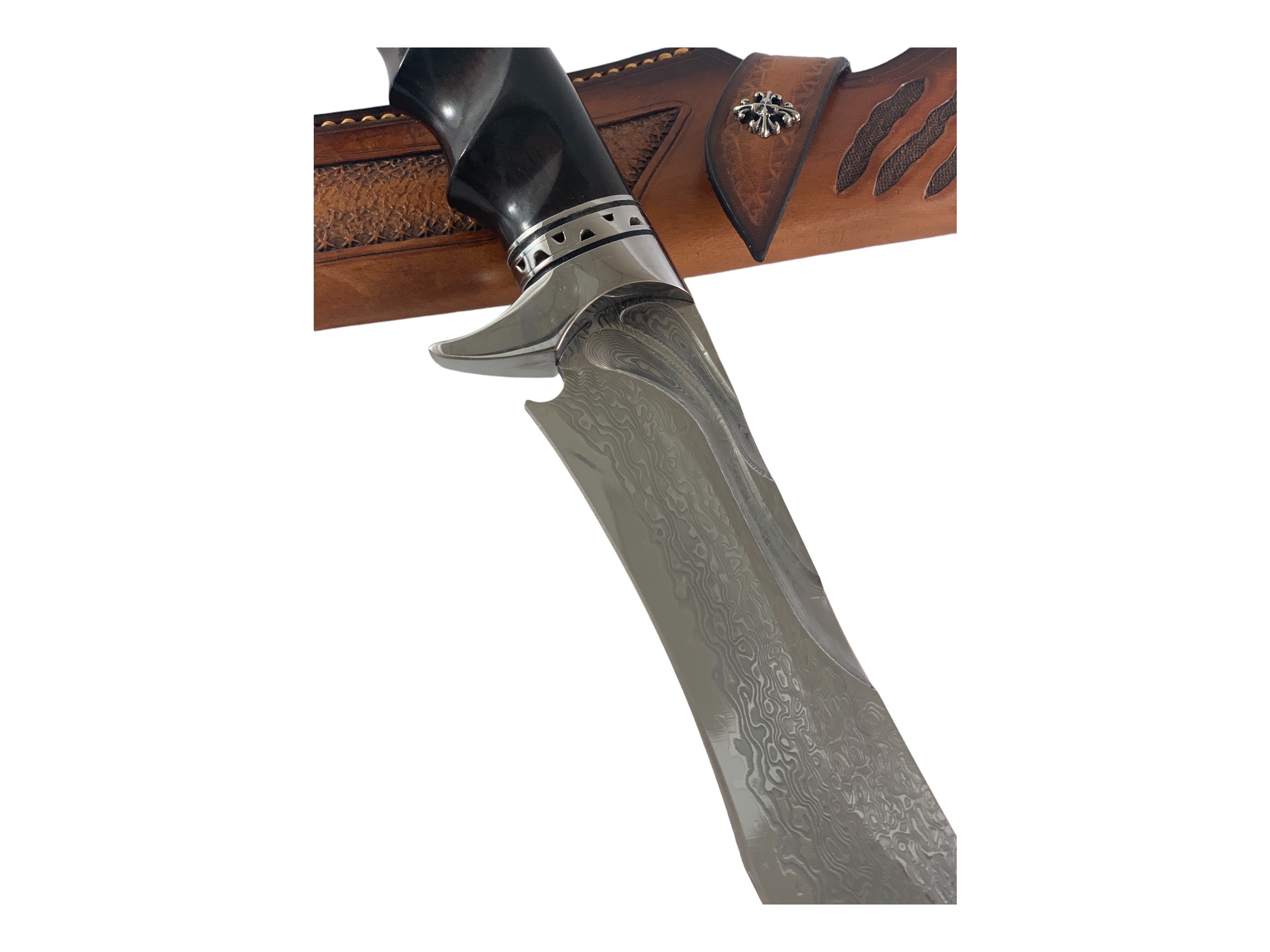 Ловен нож с абаносова дръжка и дамаскова стомана - идеалният бушкрафт нож