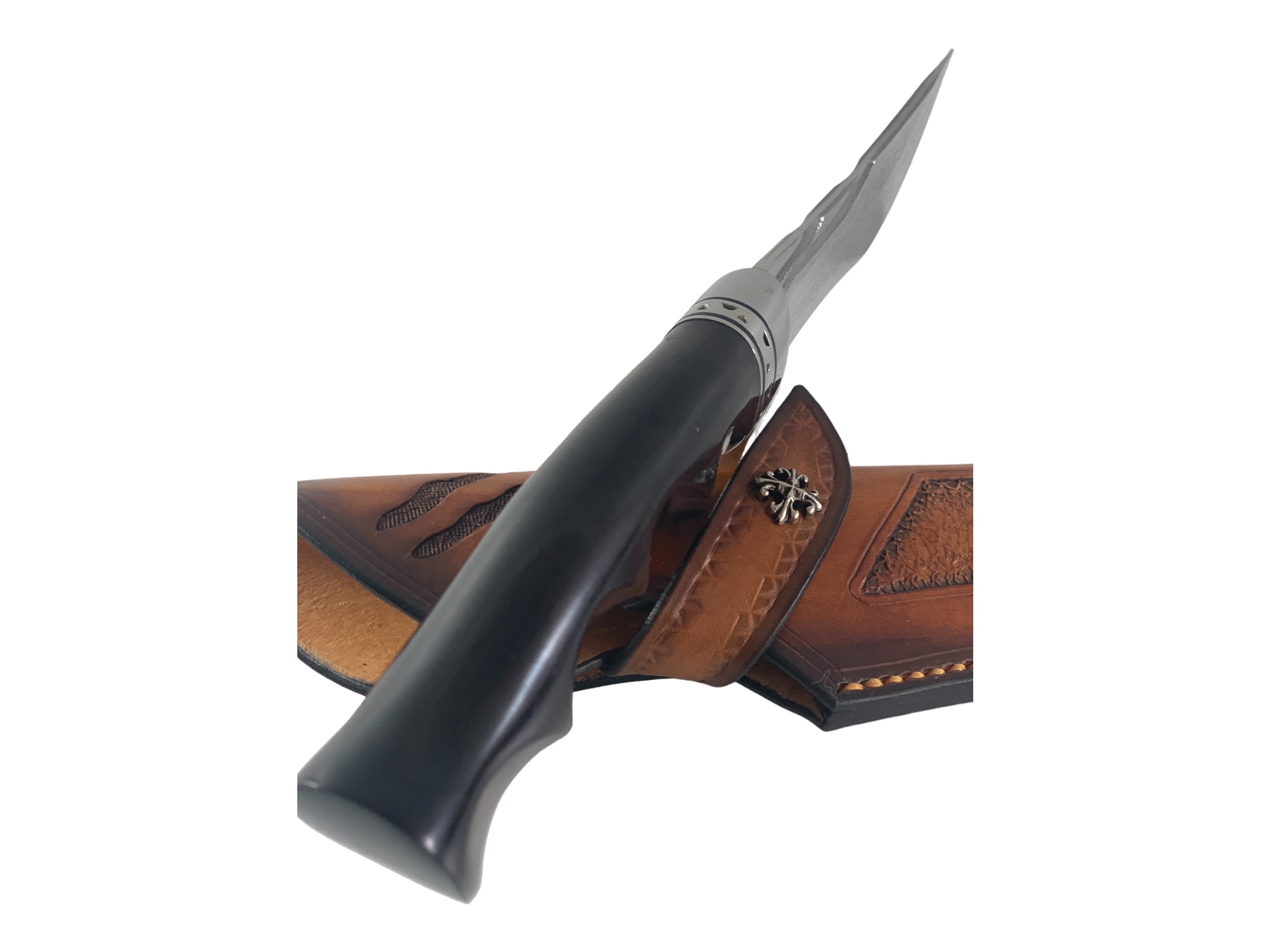 Ловен нож с абаносова дръжка и дамаскова стомана - идеалният бушкрафт нож