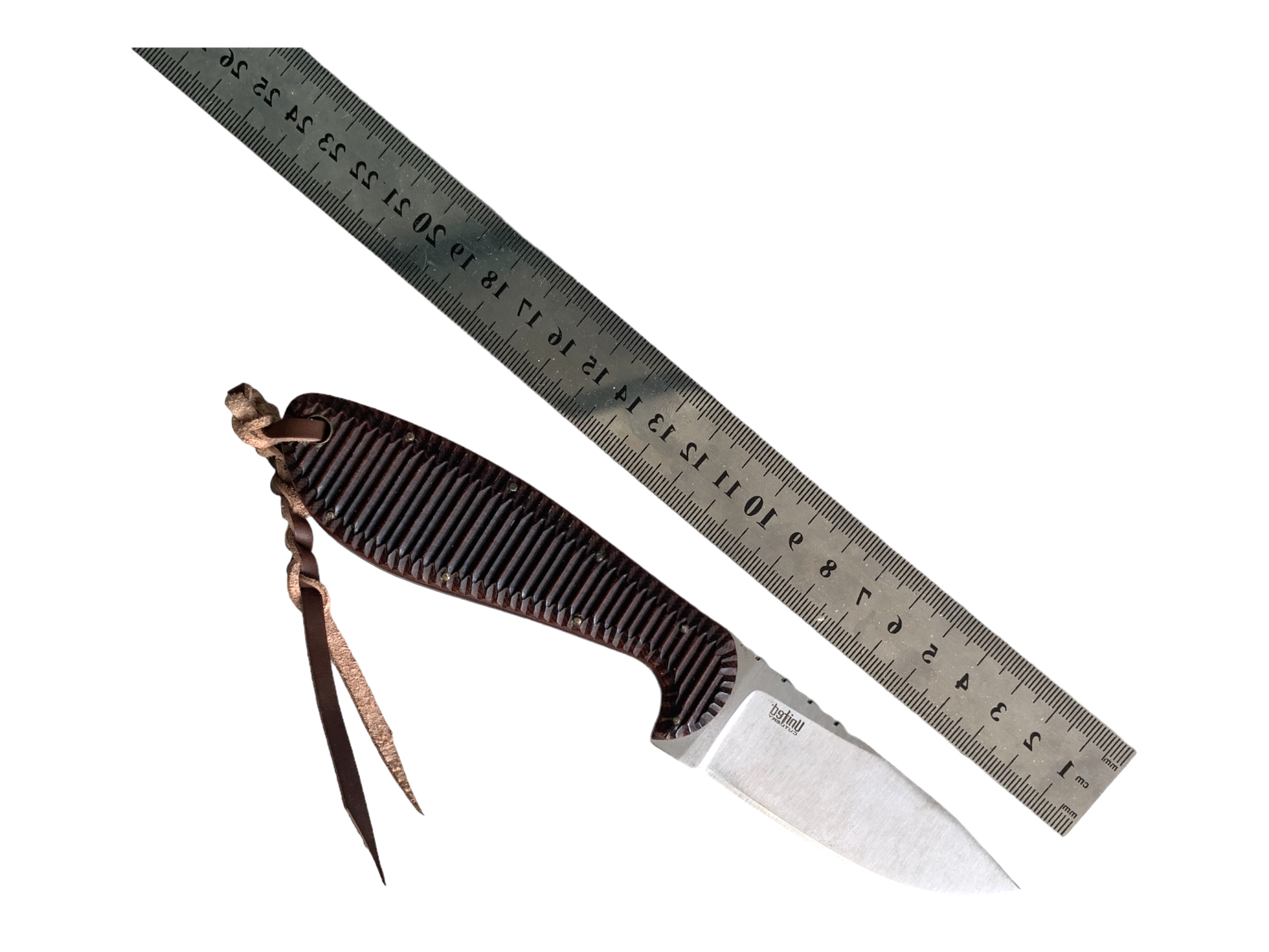 Надежден съюзник в дивата природа: Ловен нож за оцеляване, модел UC2523