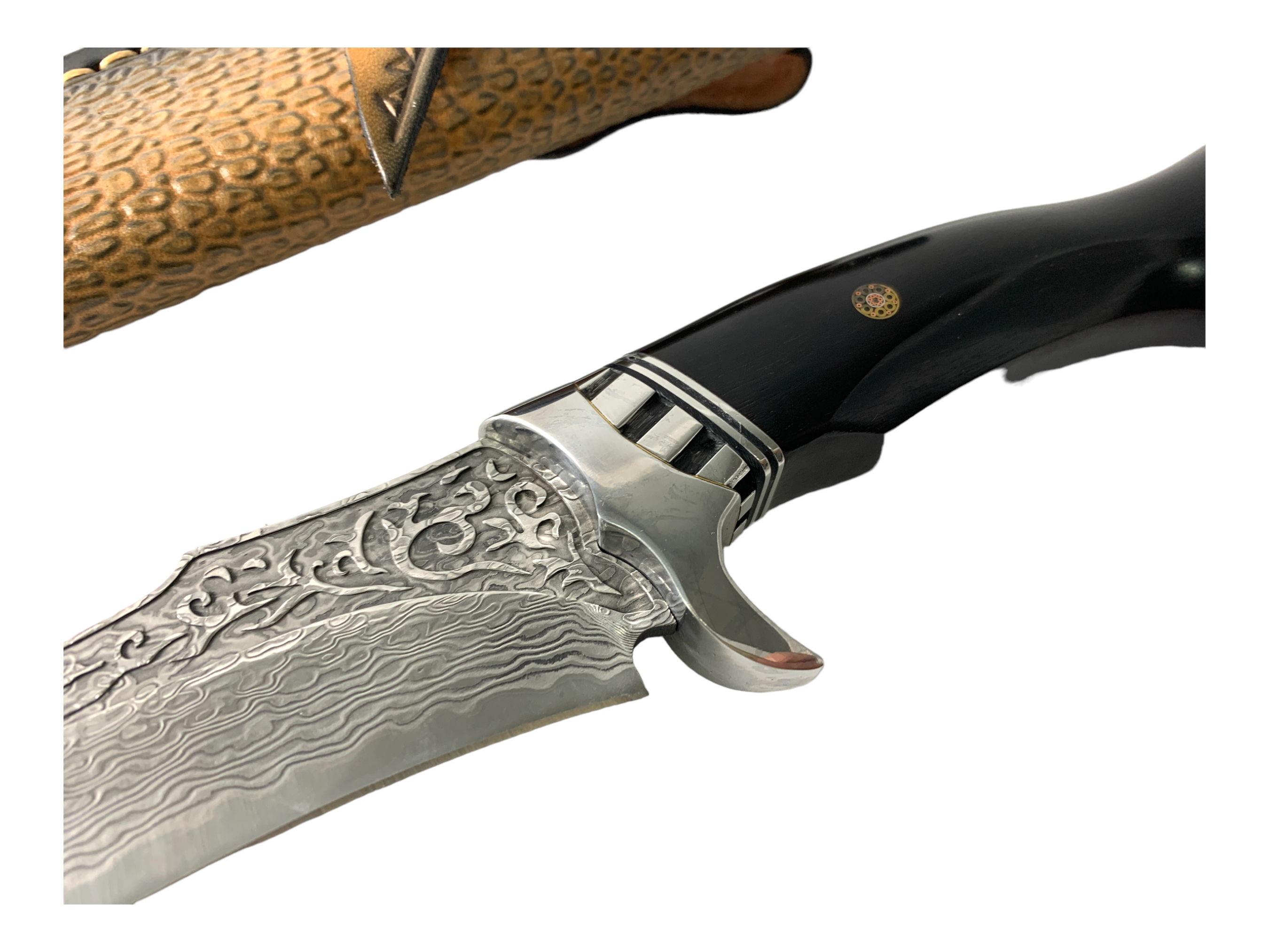 Ловен нож с дамаска стомана и украсен кожен калъф