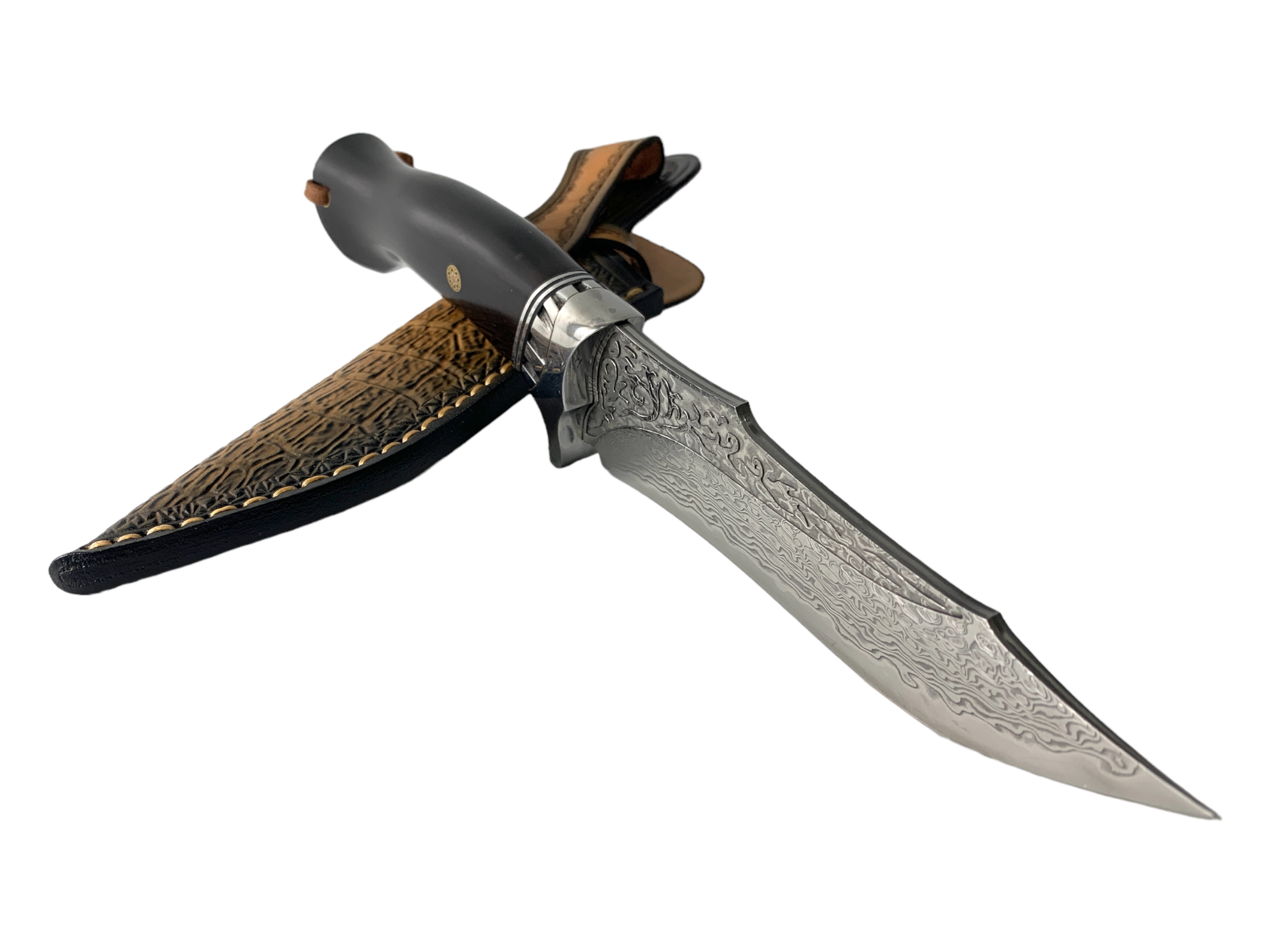 Ловен нож с дамаска стомана и украсен кожен калъф