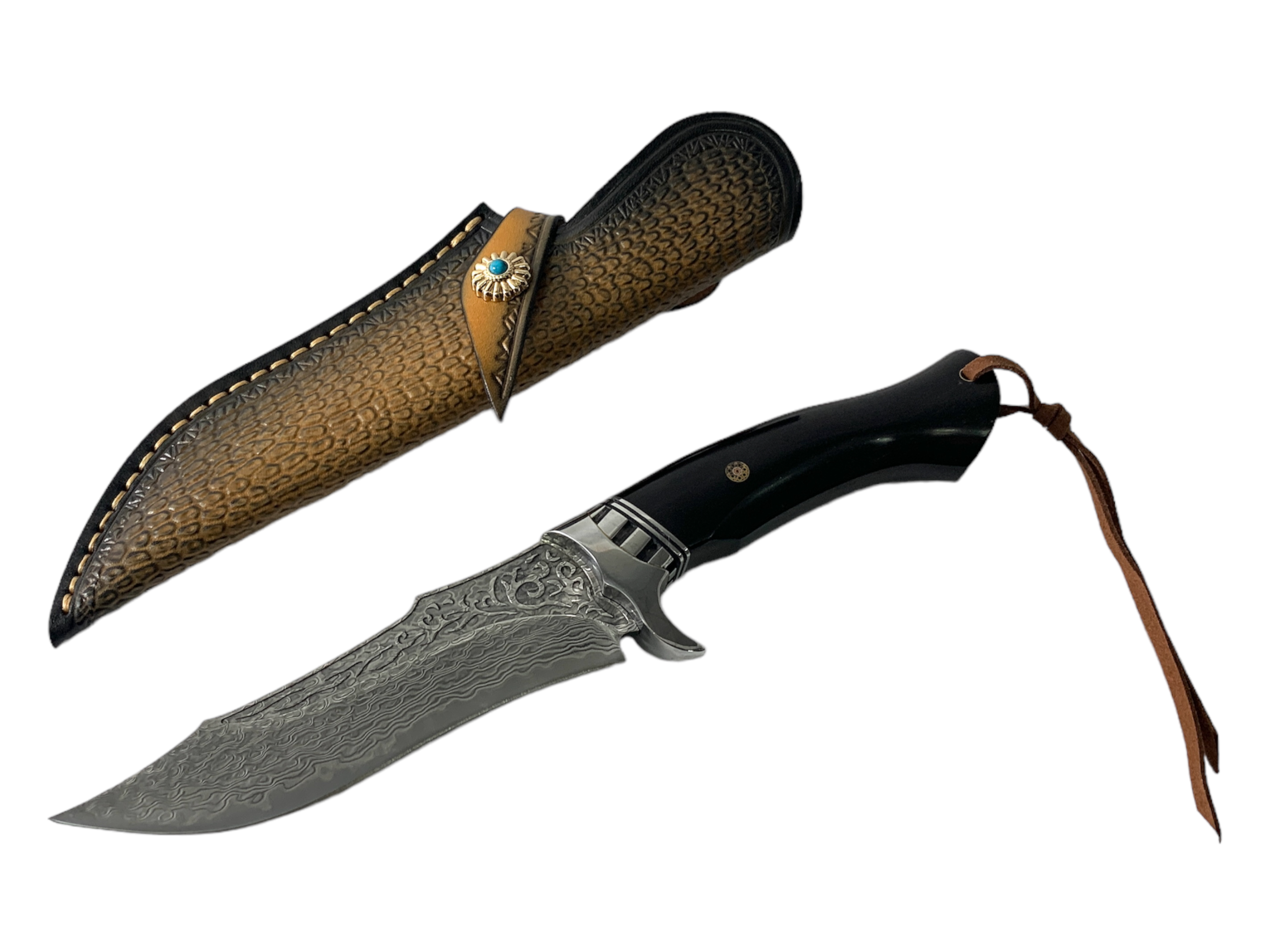 Ловен нож с дамаска стомана и украсен кожен калъф