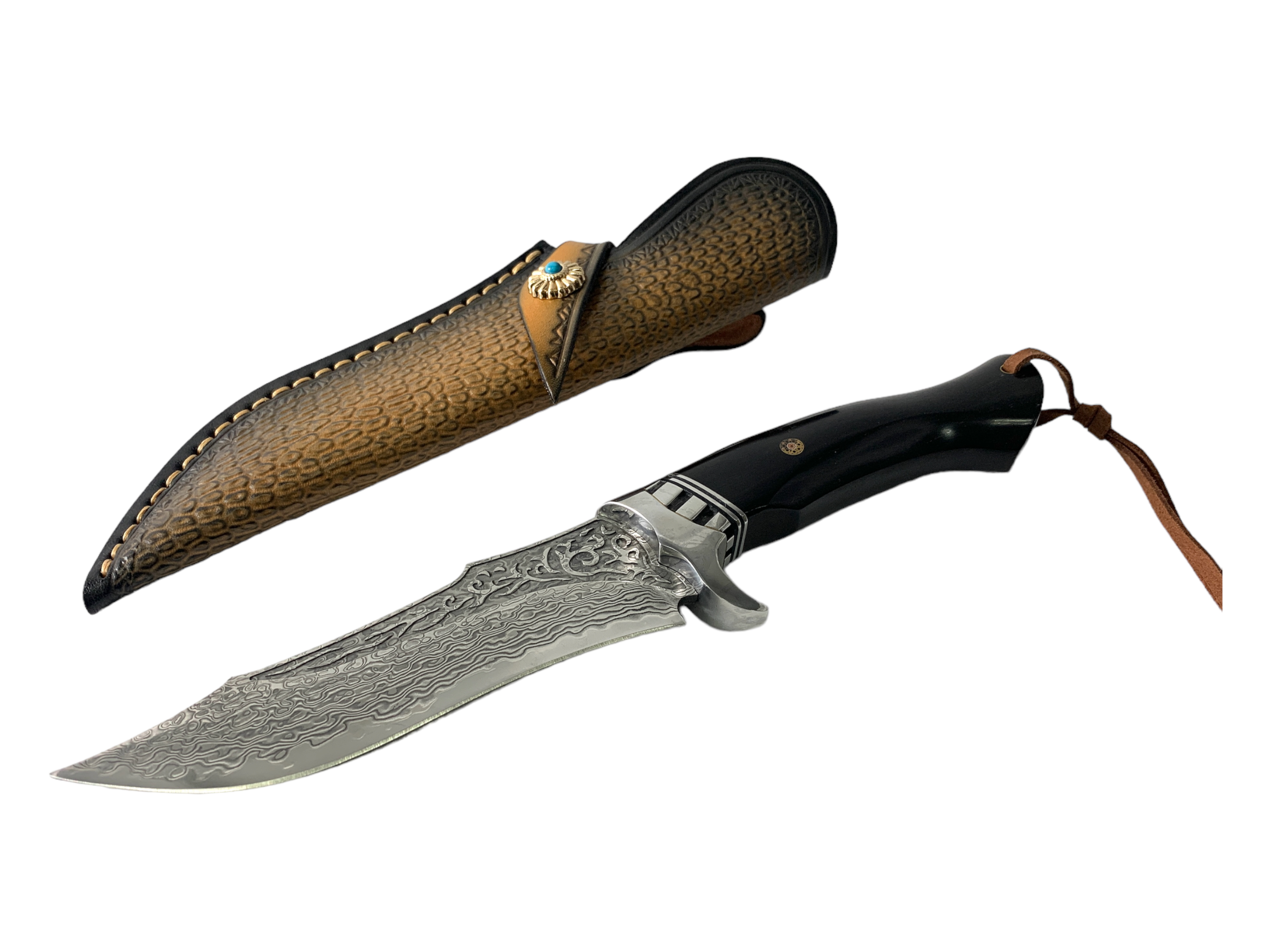 Ловен нож с дамаска стомана и украсен кожен калъф
