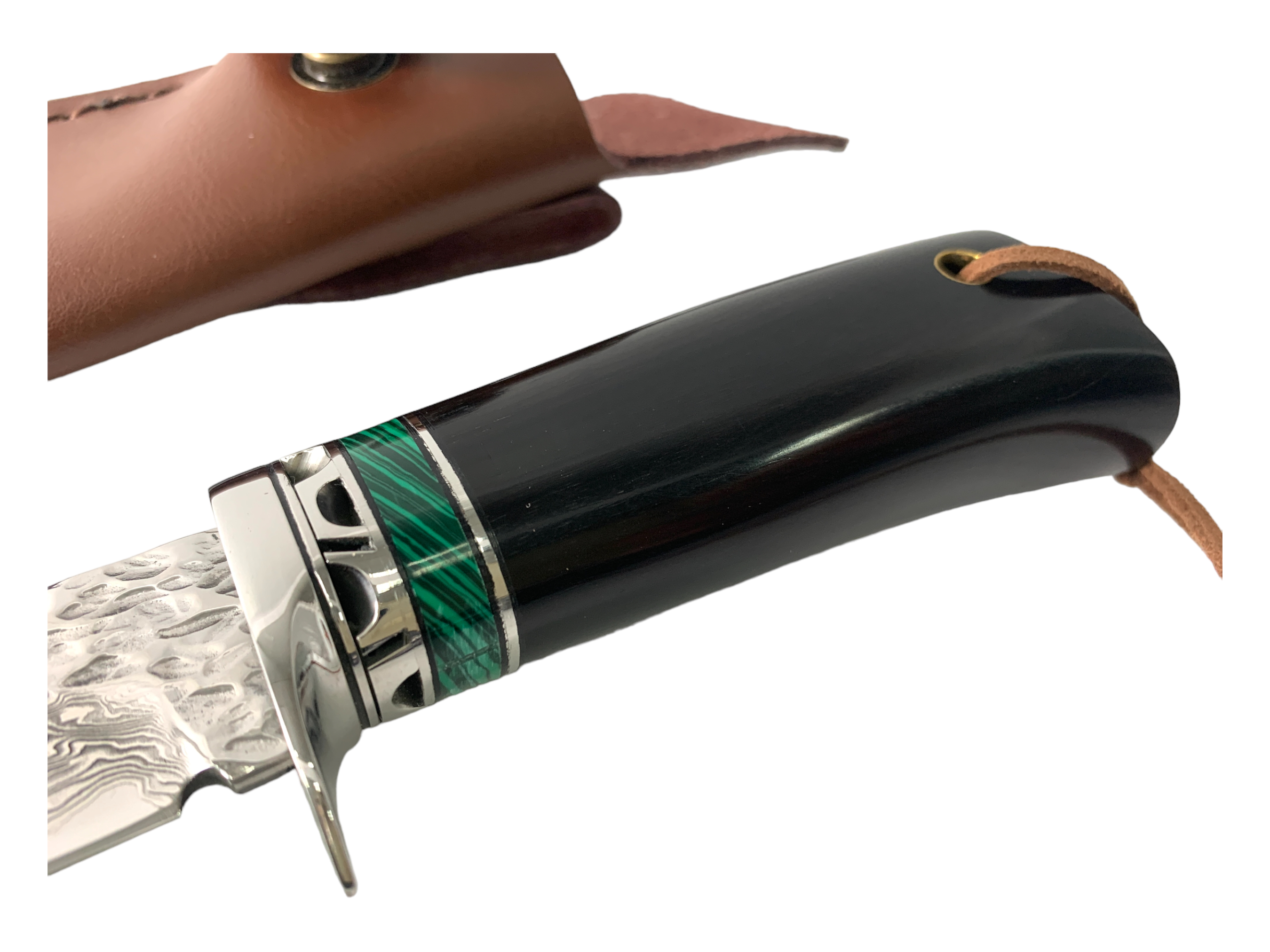 Качествен ловен нож с острие от дамаска стомана и елегантен кожен калъф