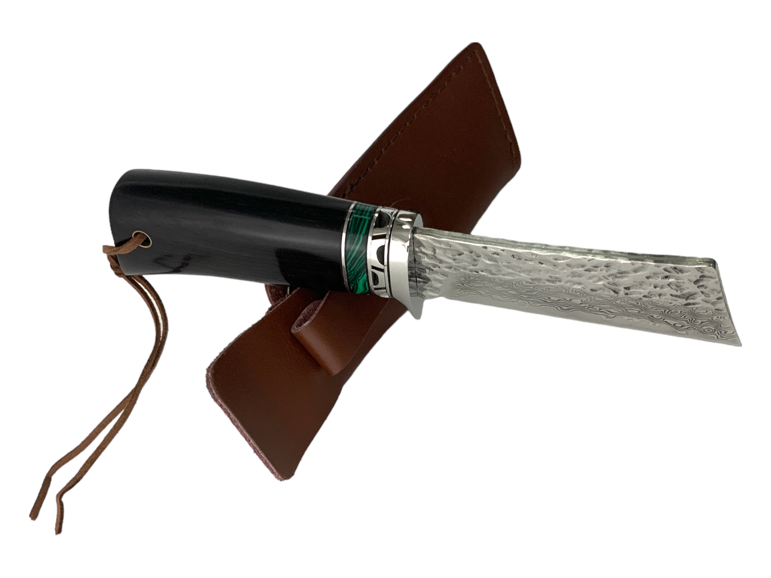 Качествен ловен нож с острие от дамаска стомана и елегантен кожен калъф