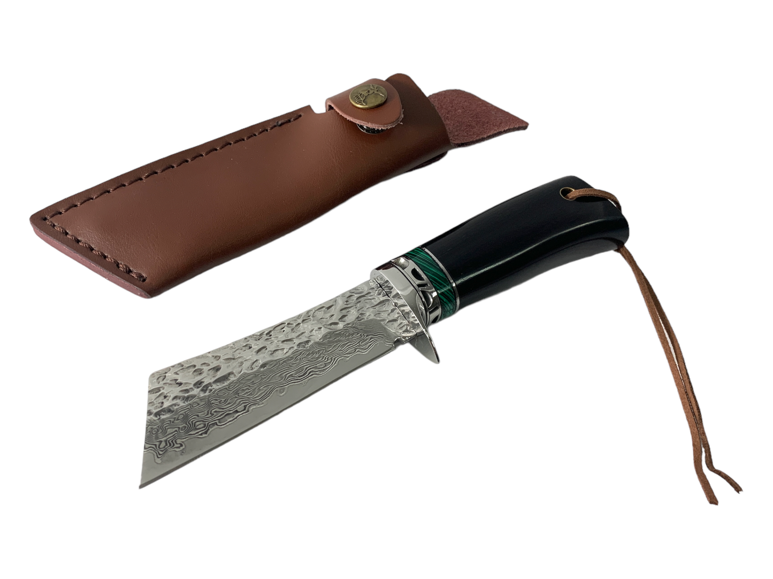 Качествен ловен нож с острие от дамаска стомана и елегантен кожен калъф