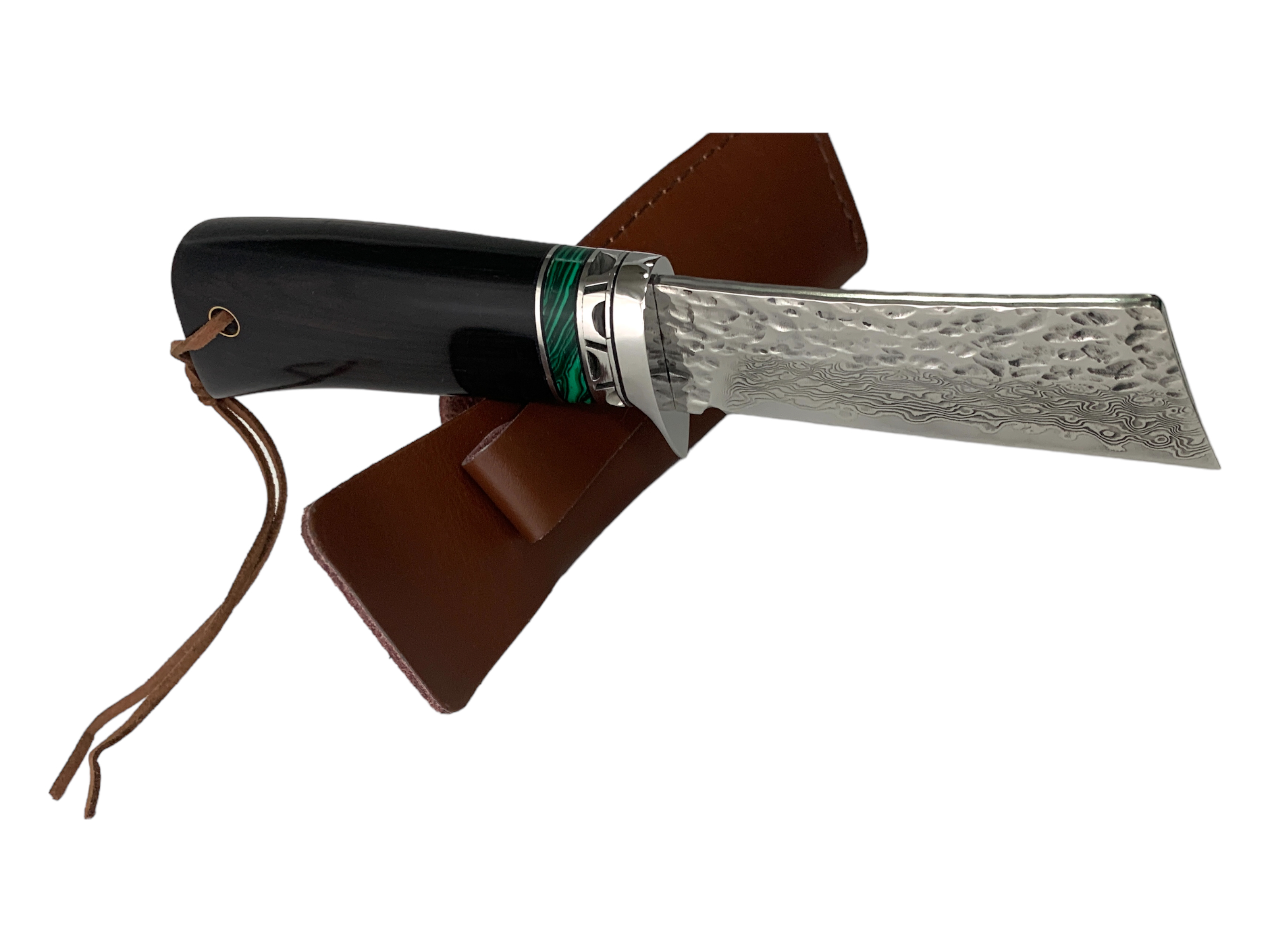 Качествен ловен нож с острие от дамаска стомана и елегантен кожен калъф