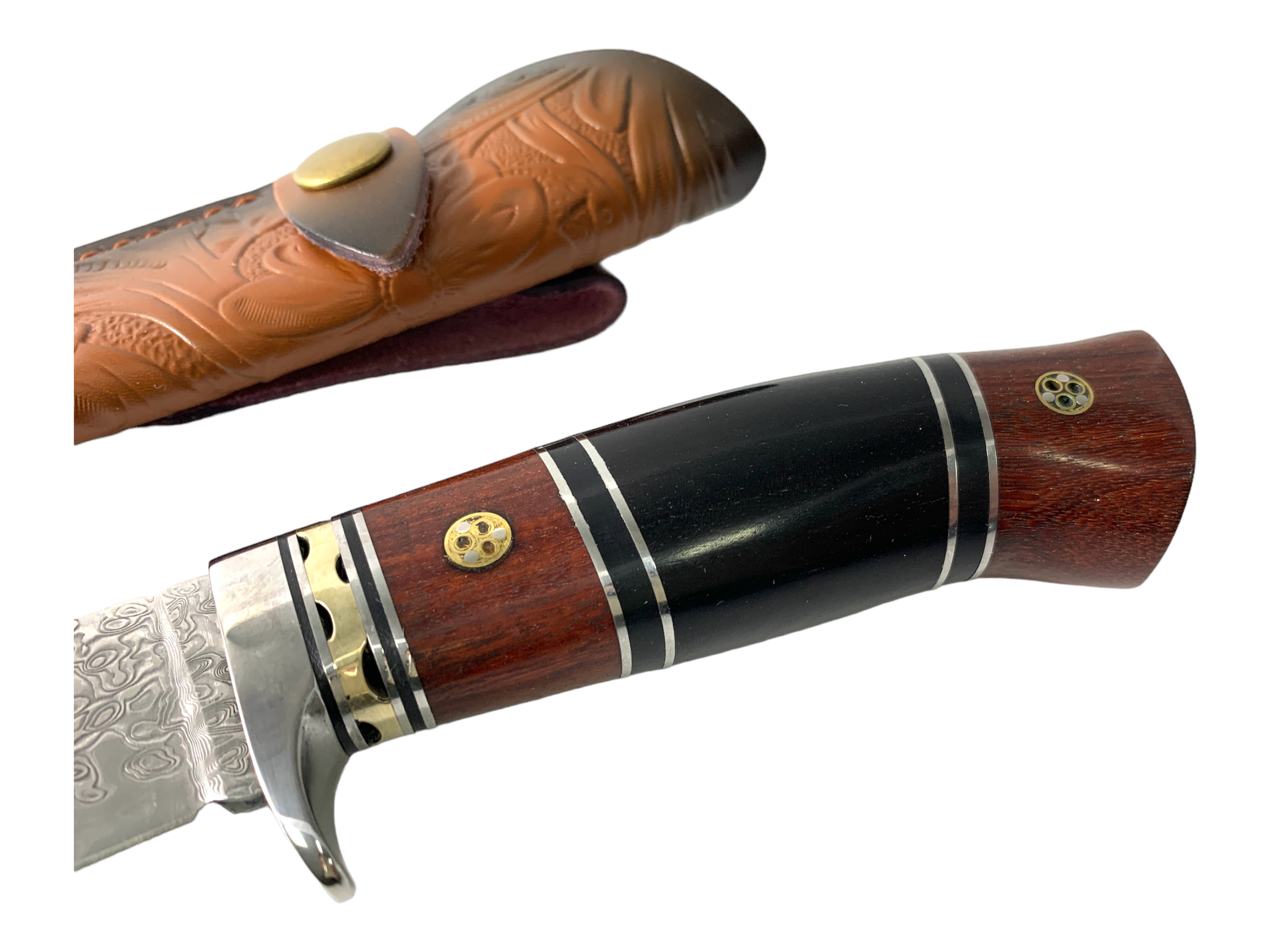 Ръчно изработен ловен нож с дамаска стомана и уникален кожен калъф